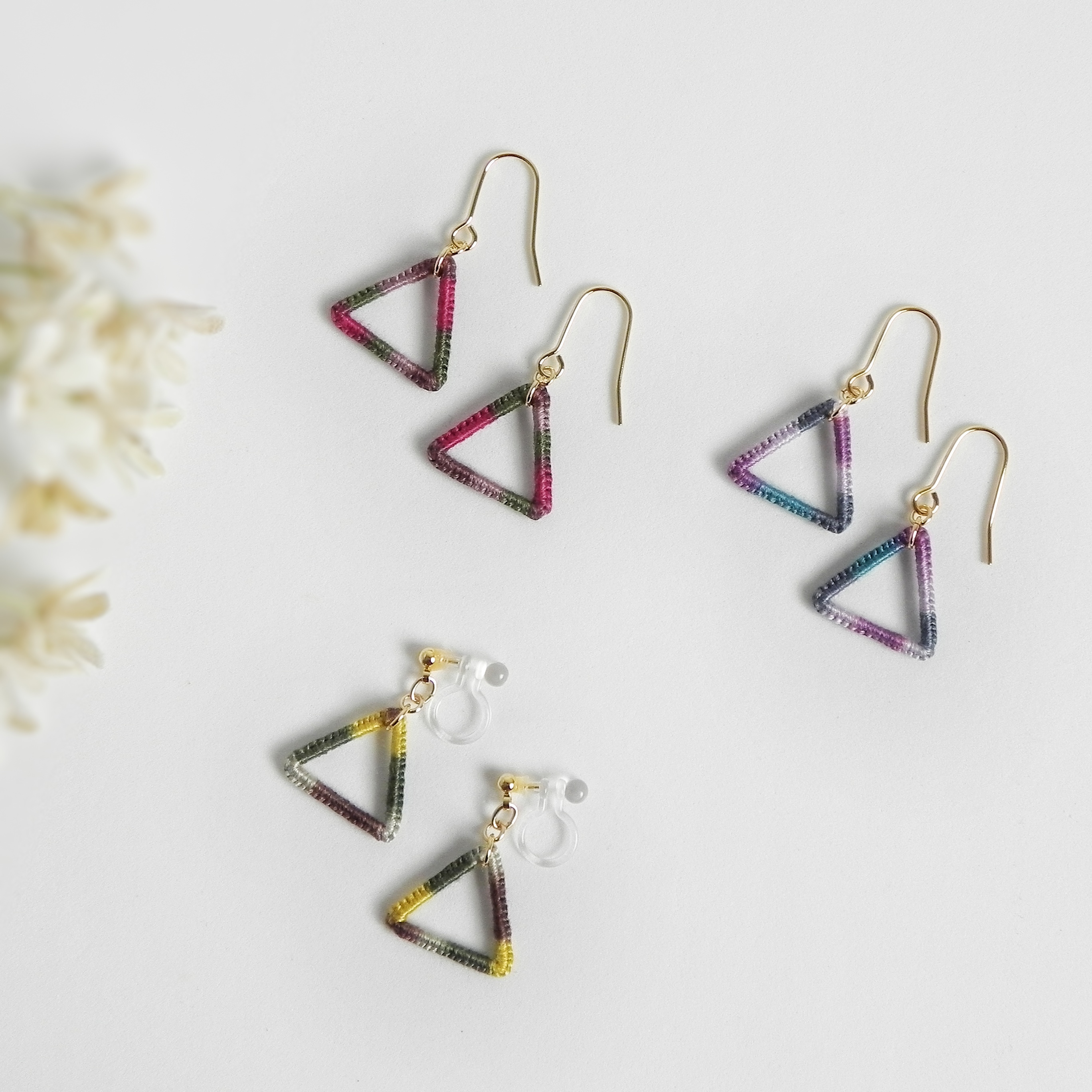 マルチカラーの三角ピアス ボルドー カーキ ノンホール イヤリング Iichi ハンドメイド クラフト作品 手仕事品の通販