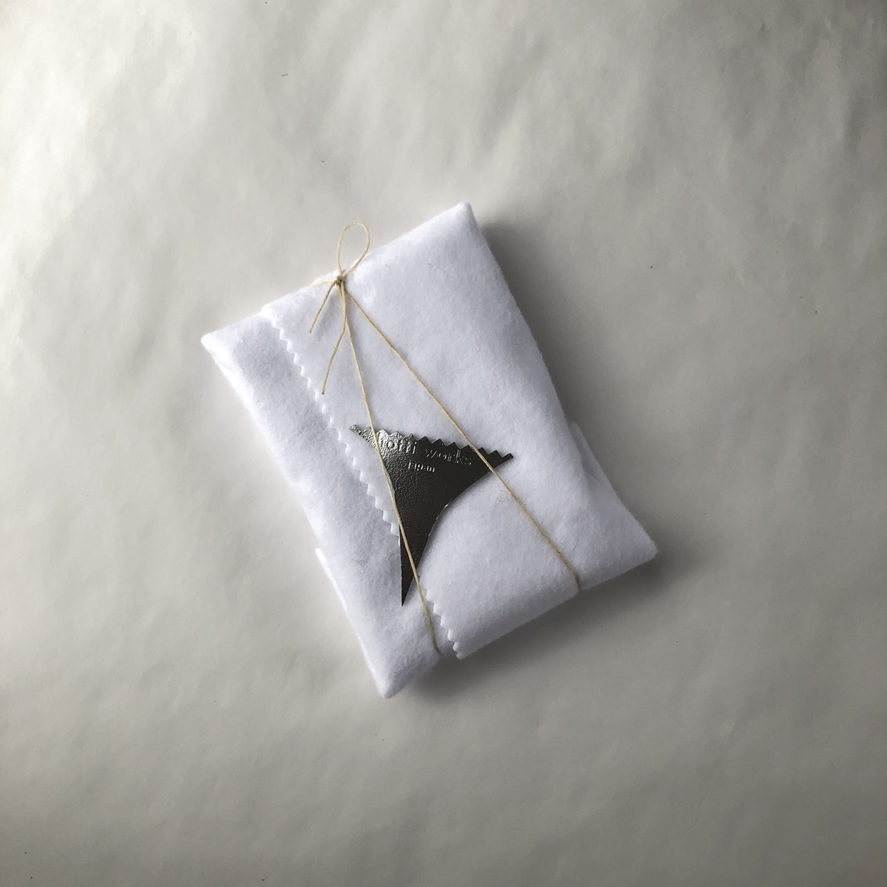 マチなしポーチ クリスマスプレゼントにオススメ 長い引き手で開けやすい革のポーチ Square Medium Pouch Iichi ハンドメイド クラフト作品 手仕事品の通販