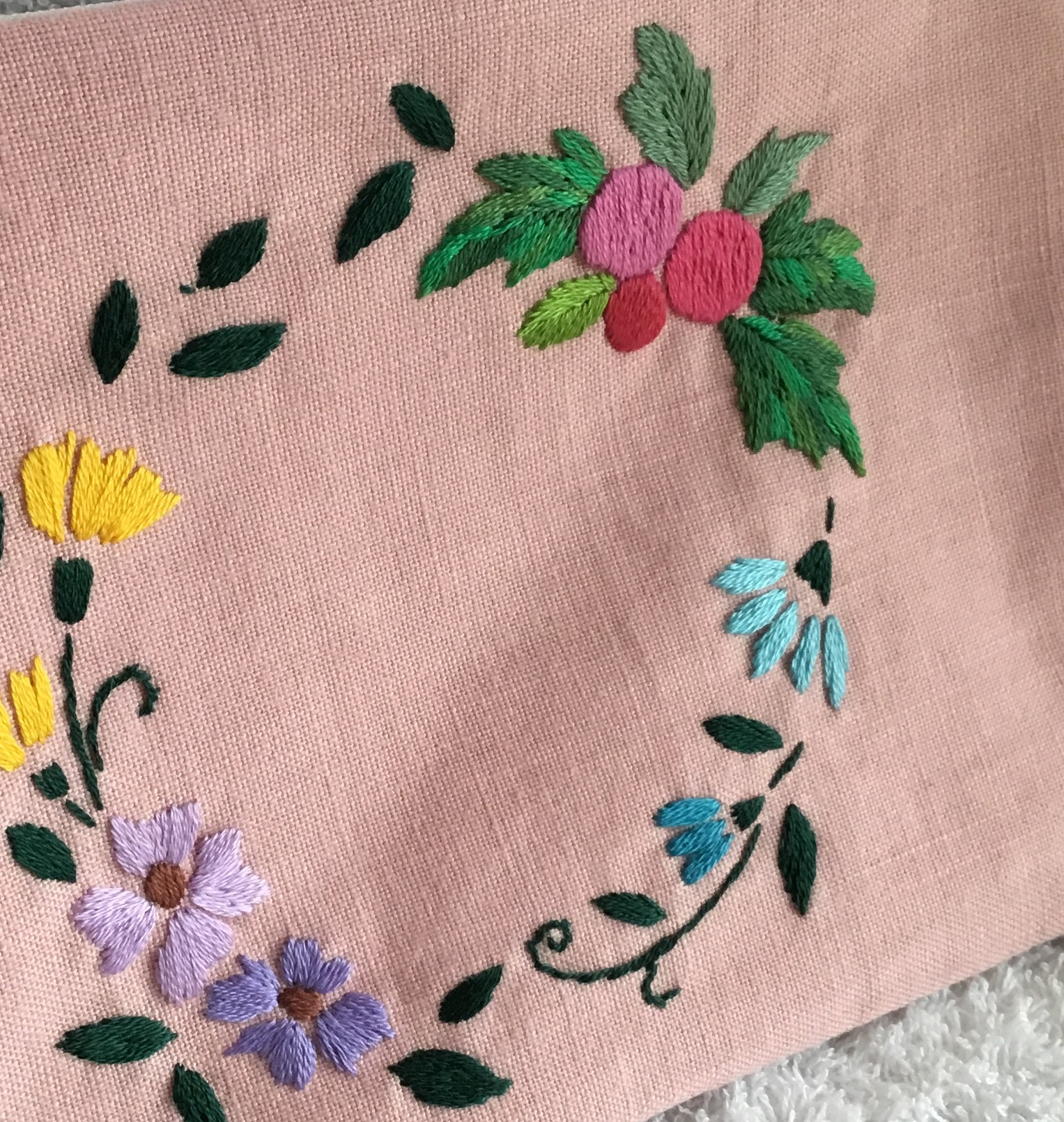 花刺繍のフラットポーチ 花と実りのリース ピンク Iichi ハンドメイド クラフト作品 手仕事品の通販
