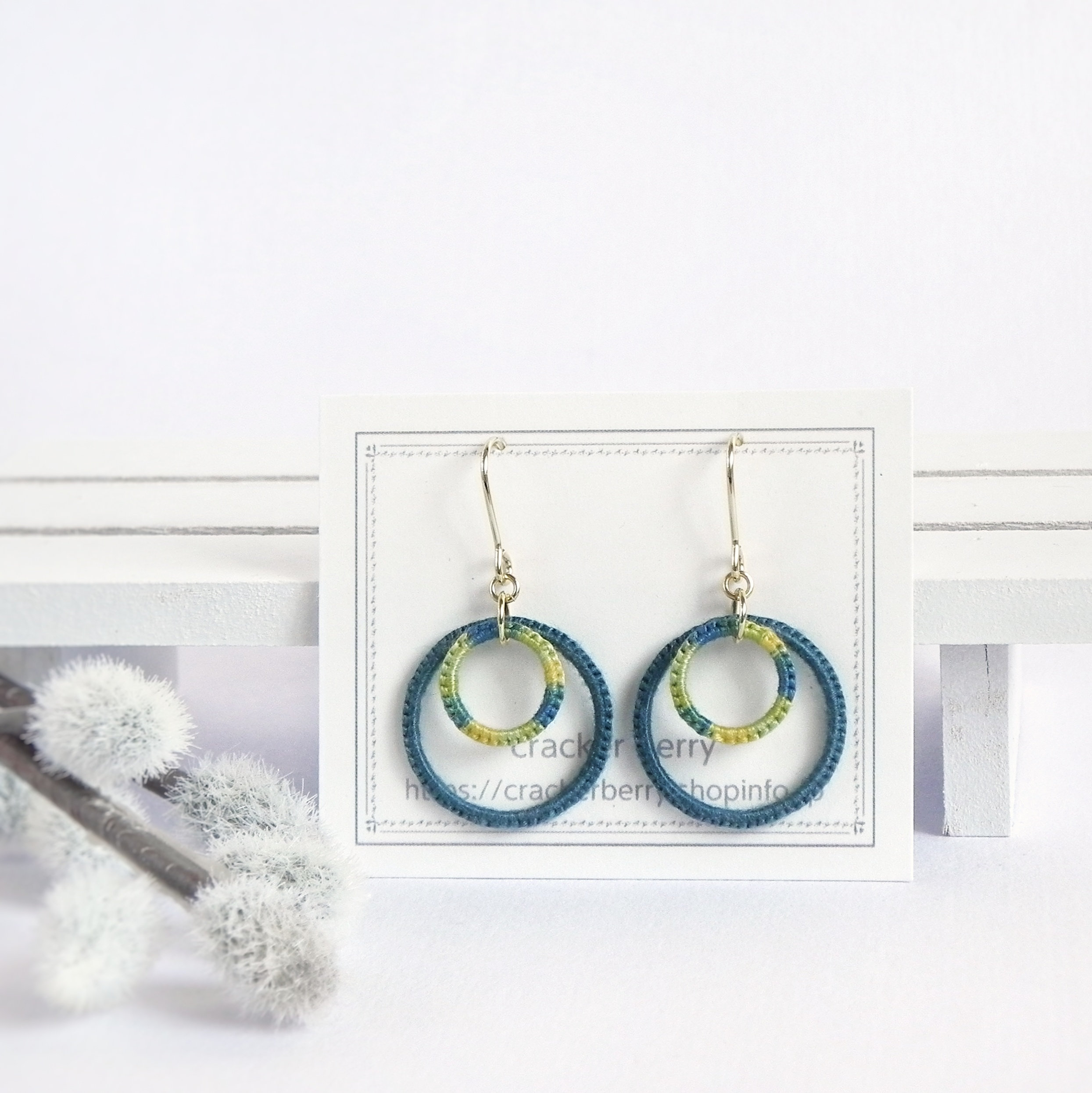 ナチュラルモダンなダブルリングピアス ブルーグリーン ノンホール イヤリング Iichi ハンドメイド クラフト作品 手仕事品の通販
