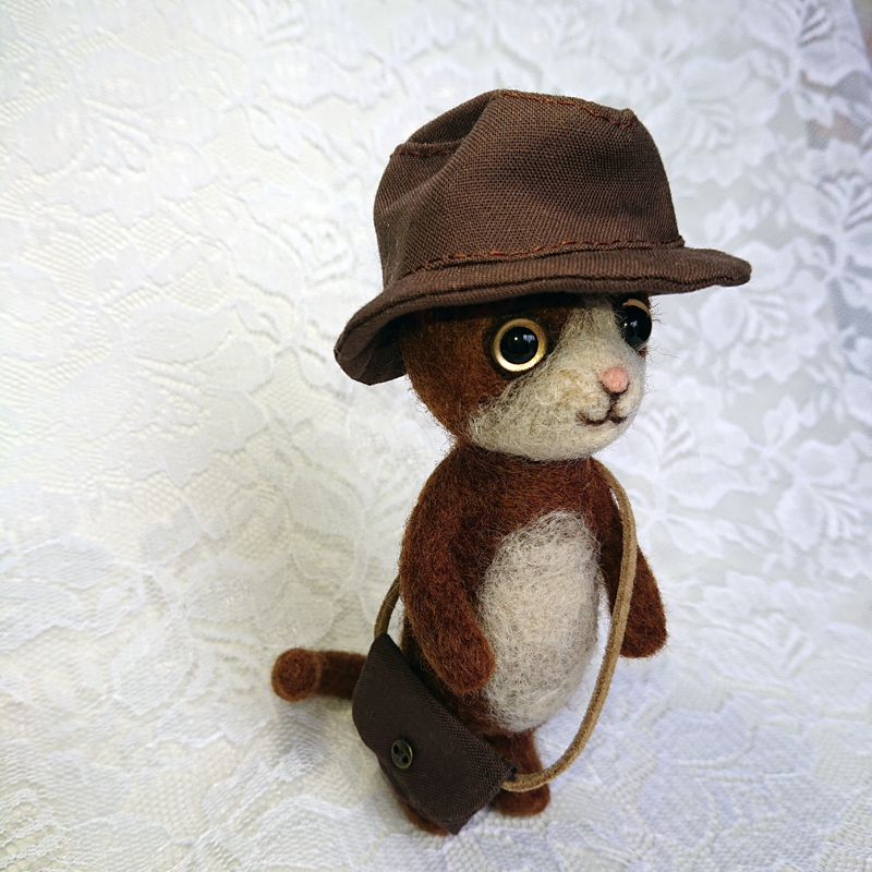 帽子と鞄を持った茶色ハチワレ猫さん 羊毛フェルト Iichi ハンドメイド クラフト作品 手仕事品の通販