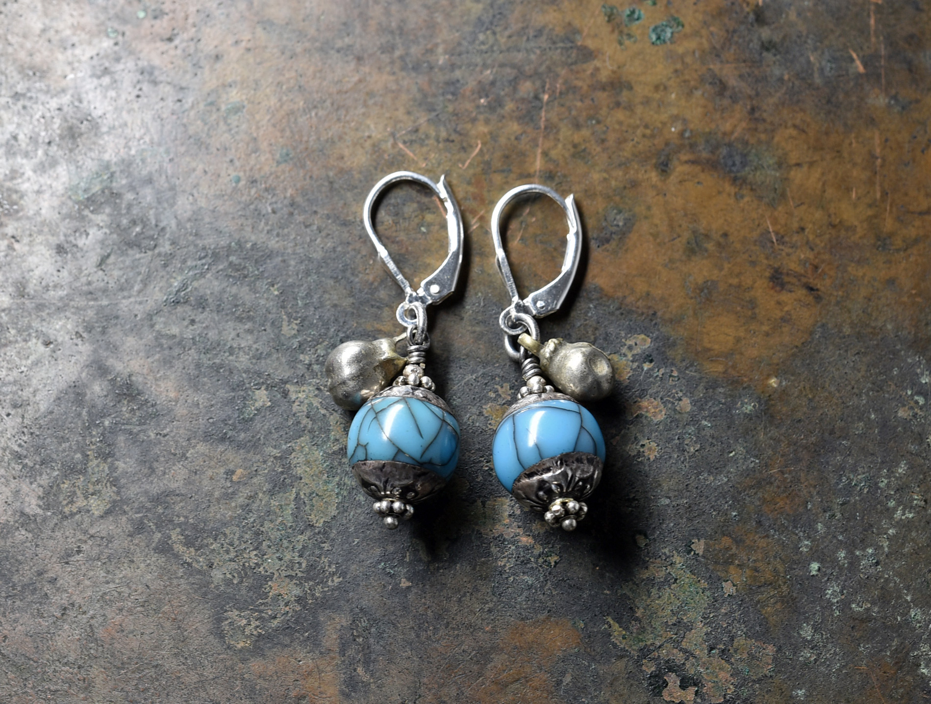 ターコイズブルー色アフガニスタンパーツと小さな鈴のシルバーピアス Iichi ハンドメイド クラフト作品 手仕事品の通販 ターコイズブルー色アフガニスタンパーツと小さな鈴のシルバーピアス Iichi ハンドメイド クラフト作品 手仕事品の通販