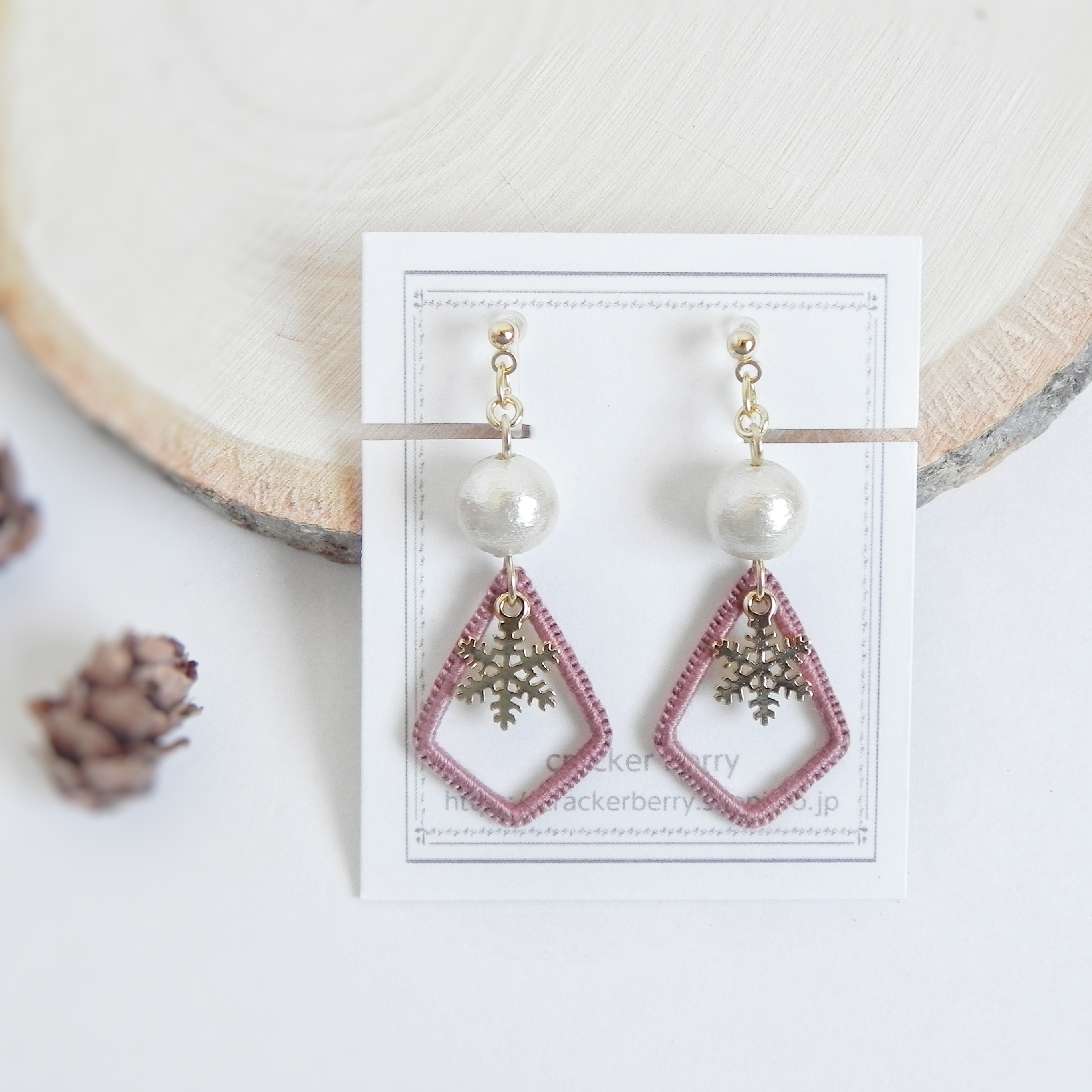 コットンパールと雪の結晶ピアス くすみピンク ノンホール イヤリング Iichi ハンドメイド クラフト作品 手仕事品の通販