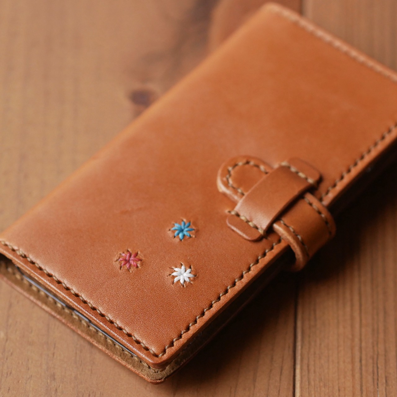 栃木レザーiphoneケース 刺繍入り Iichi ハンドメイド クラフト作品 手仕事品の通販