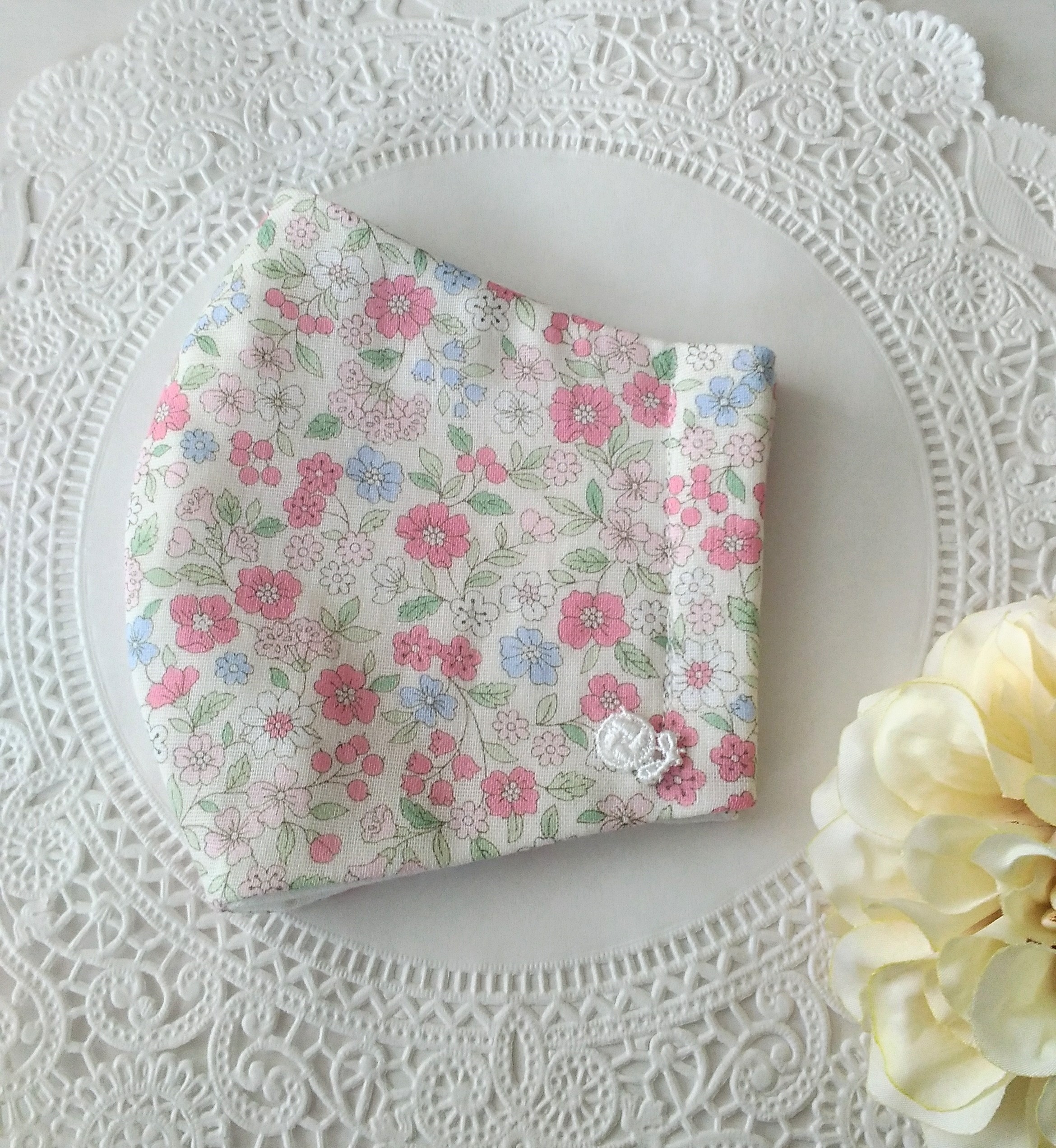 送料無料 受注制作 淡いピンク小花柄ダブルガーゼ生地の立体マスクlサイズ Iichi ハンドメイド クラフト作品 手仕事品の通販