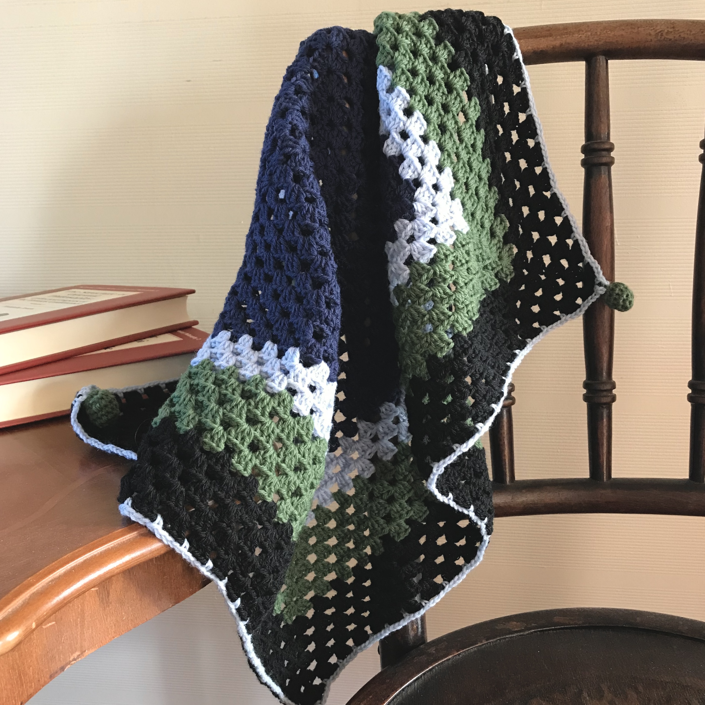 ウール グラニースクエア かぎ針編みのミニブランケット（膝掛け