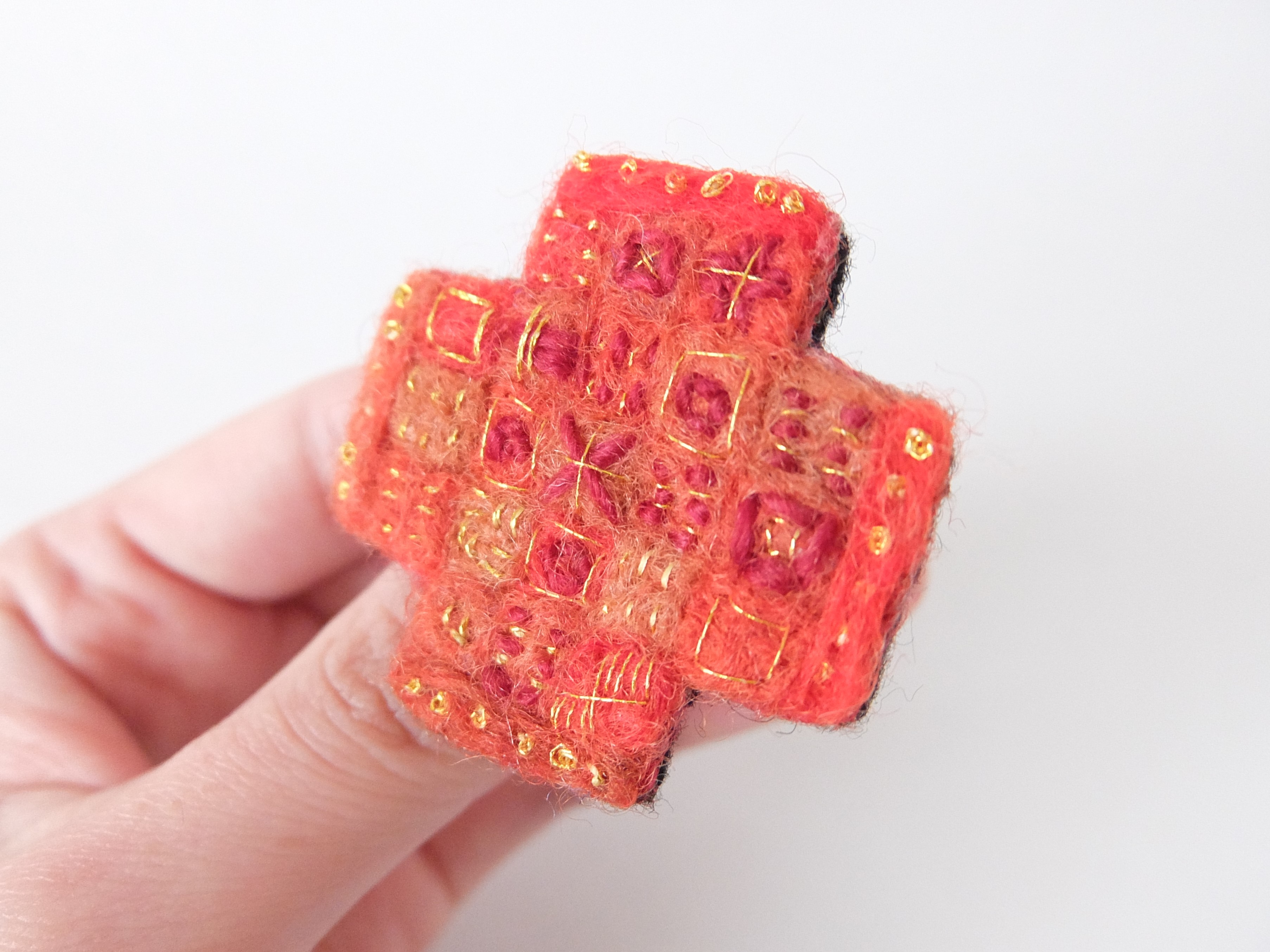 手紡ぎ糸の刺繍ブローチ 朱色の幾何学クロス Iichi ハンドメイド クラフト作品 手仕事品の通販