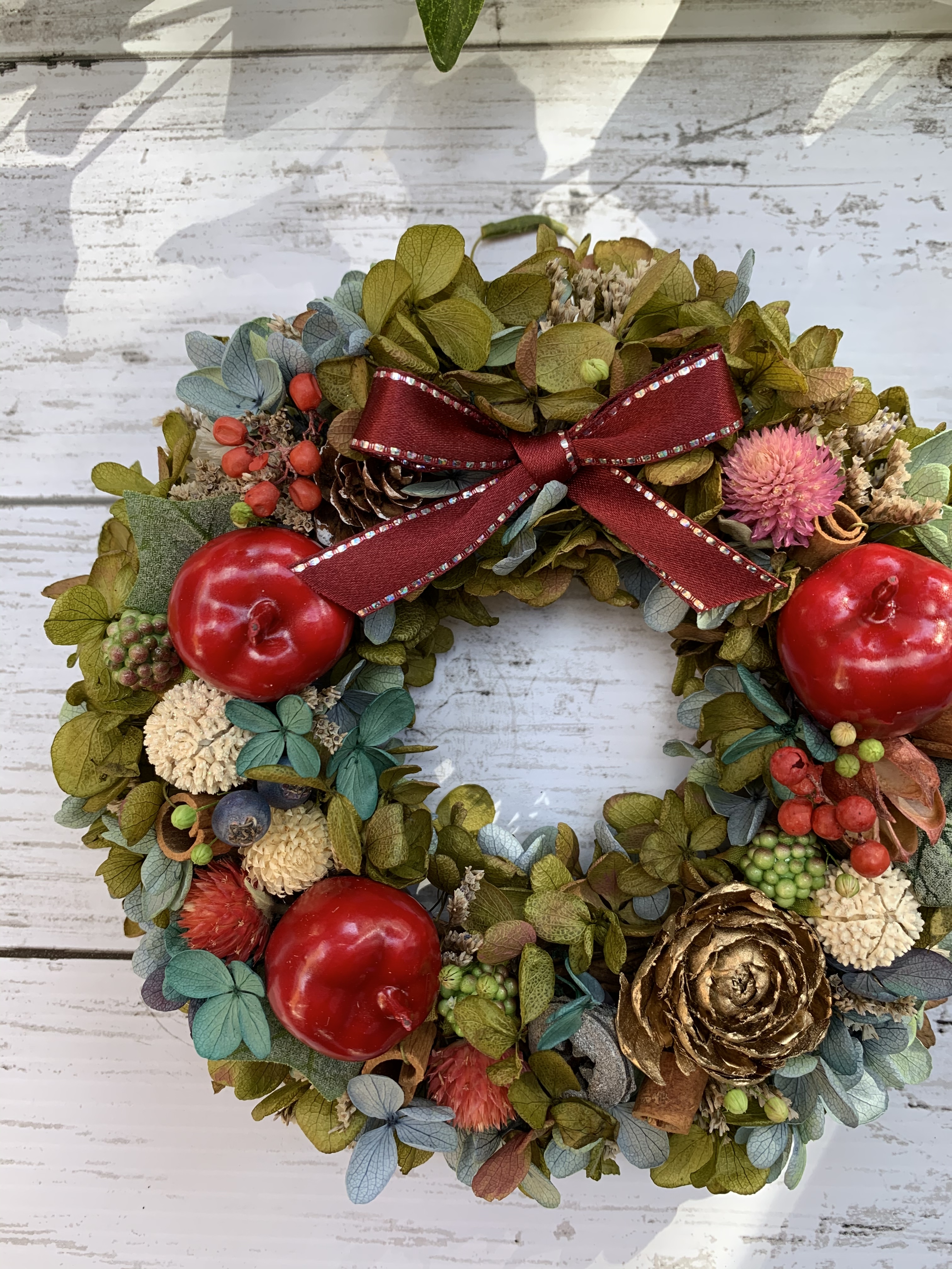 煌めく冬 赤いリンゴのアジサイリース クリスマス クリスマスリース リンゴ Iichi ハンドメイド クラフト作品 手仕事品の通販