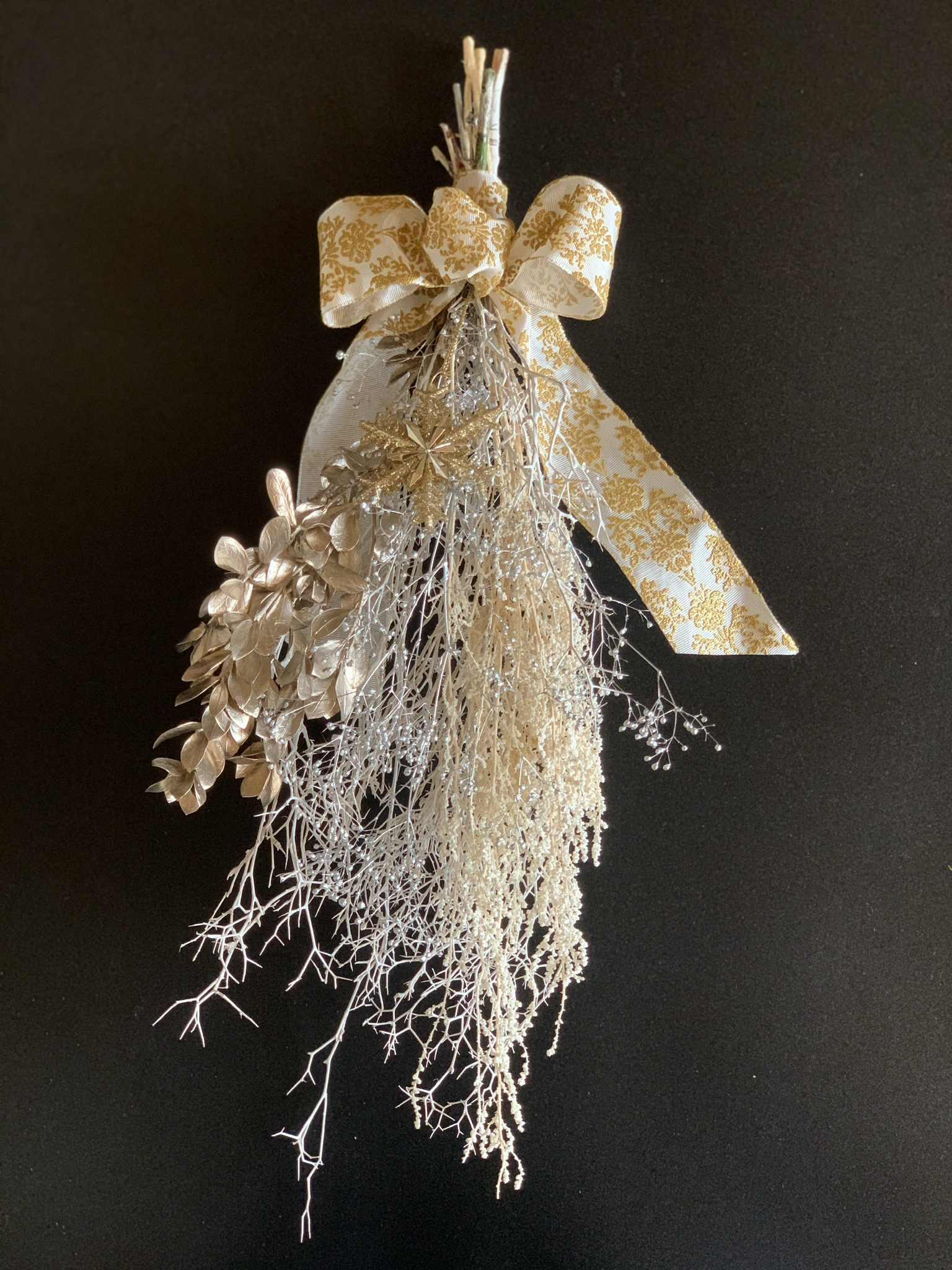 北欧風ホワイトの小枝とゴールドの柊のクリスマススワッグ クリスマス クリスマススワッグ クリスマスプレゼント 玄関飾り Iichi ハンドメイド クラフト作品 手仕事品の通販