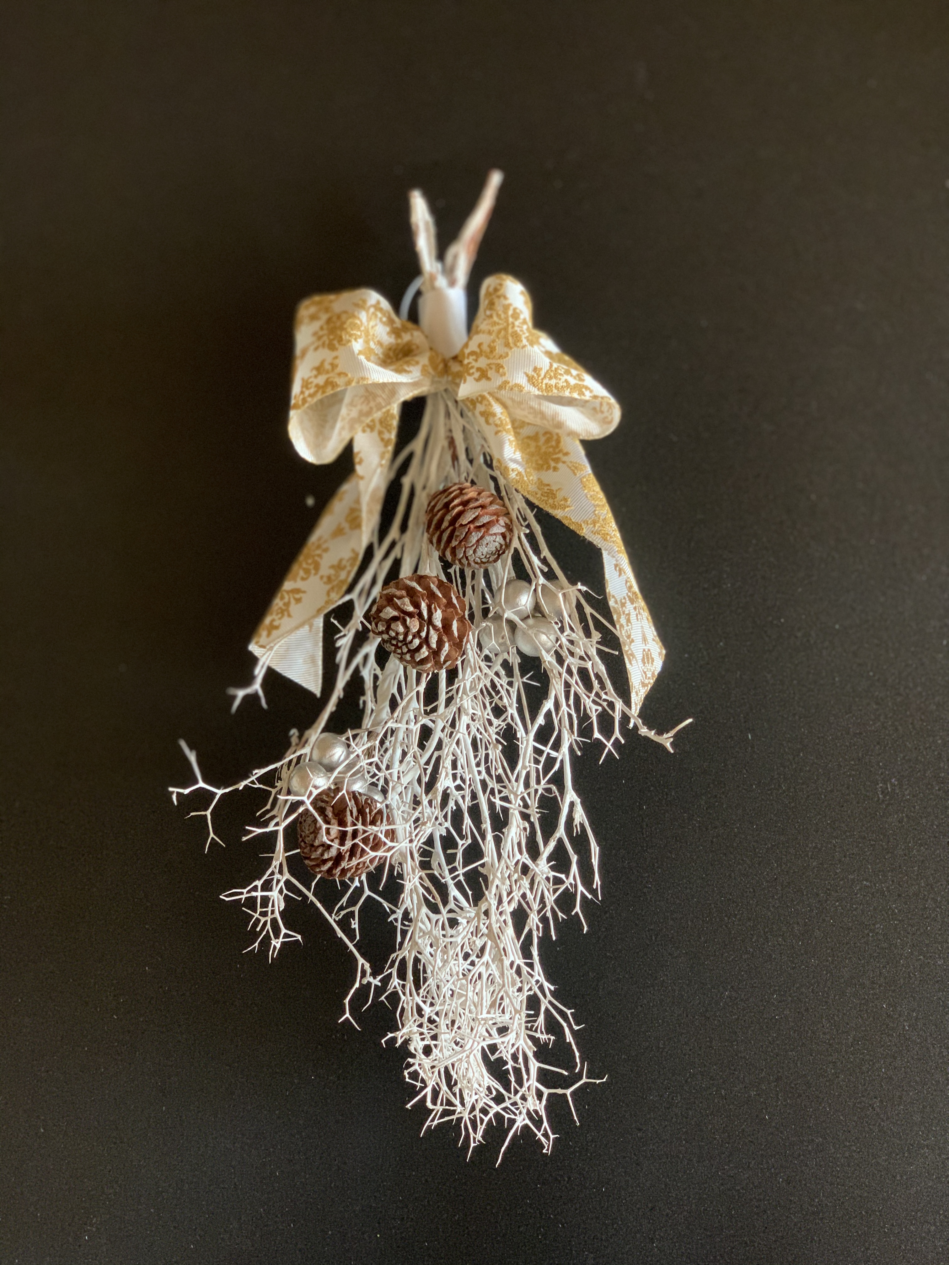 北欧風ホワイトの小枝とゴールドの柊のクリスマススワッグ クリスマス クリスマススワッグ クリスマスプレゼント 玄関飾り Iichi ハンドメイド クラフト作品 手仕事品の通販