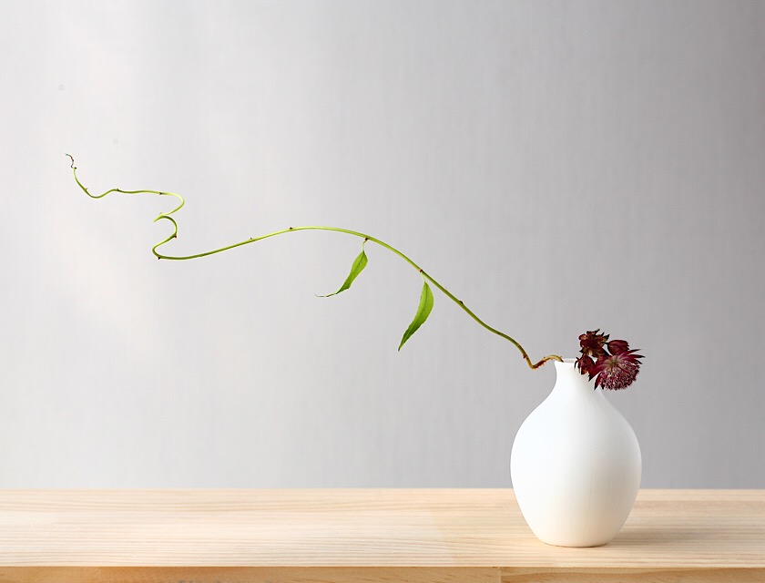 白い磁器の丸い一輪挿し 花器 フラワーベース 花瓶 Iichi ハンドメイド クラフト作品 手仕事品の通販
