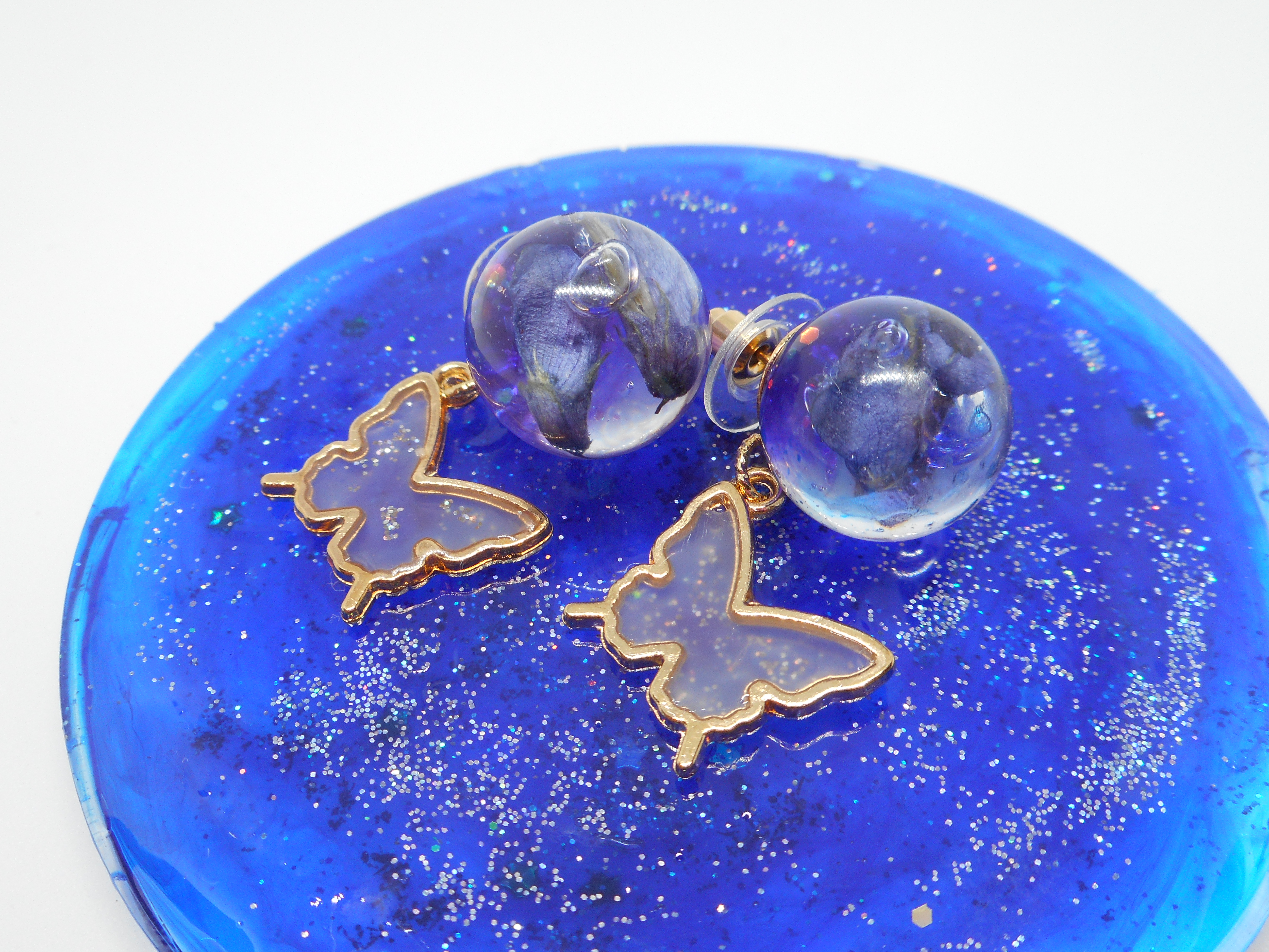 藤の花と蝶のレジンピアス Iichi ハンドメイド クラフト作品 手仕事品の通販