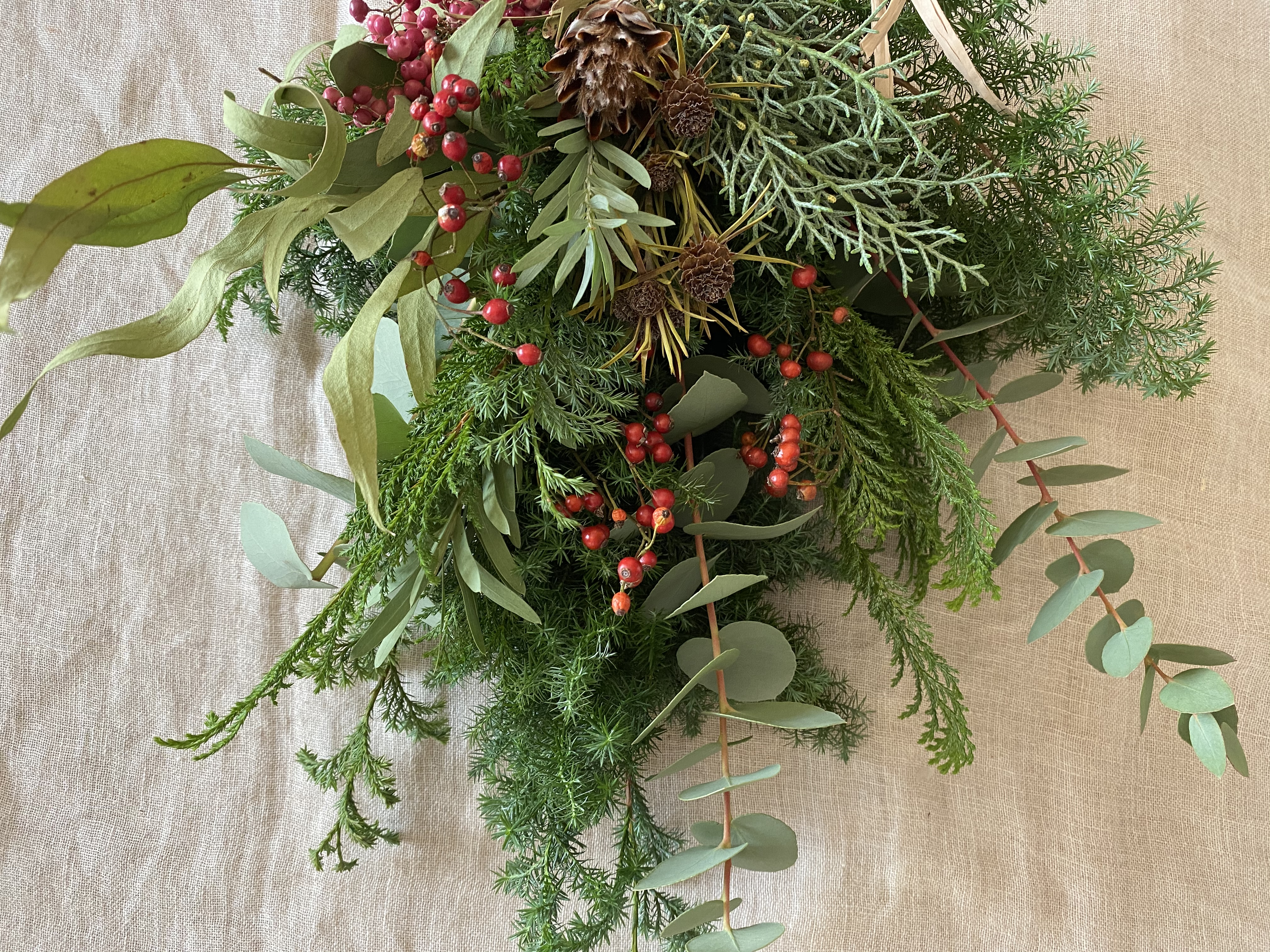 ピンクのみと赤い実のクリスマススワッグ Iichi ハンドメイド クラフト作品 手仕事品の通販