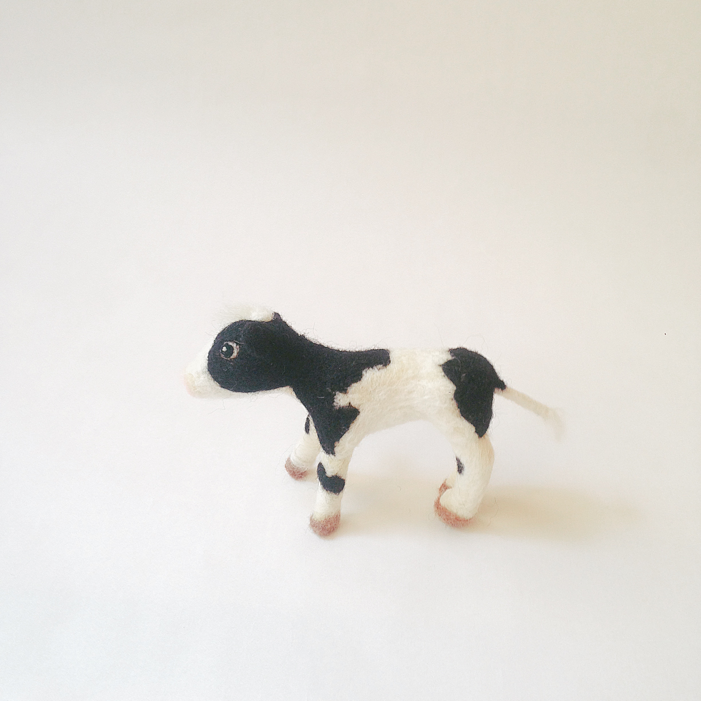 羊毛フェルト 牛さんのフィギュア ミニ Iichi ハンドメイド クラフト作品 手仕事品の通販
