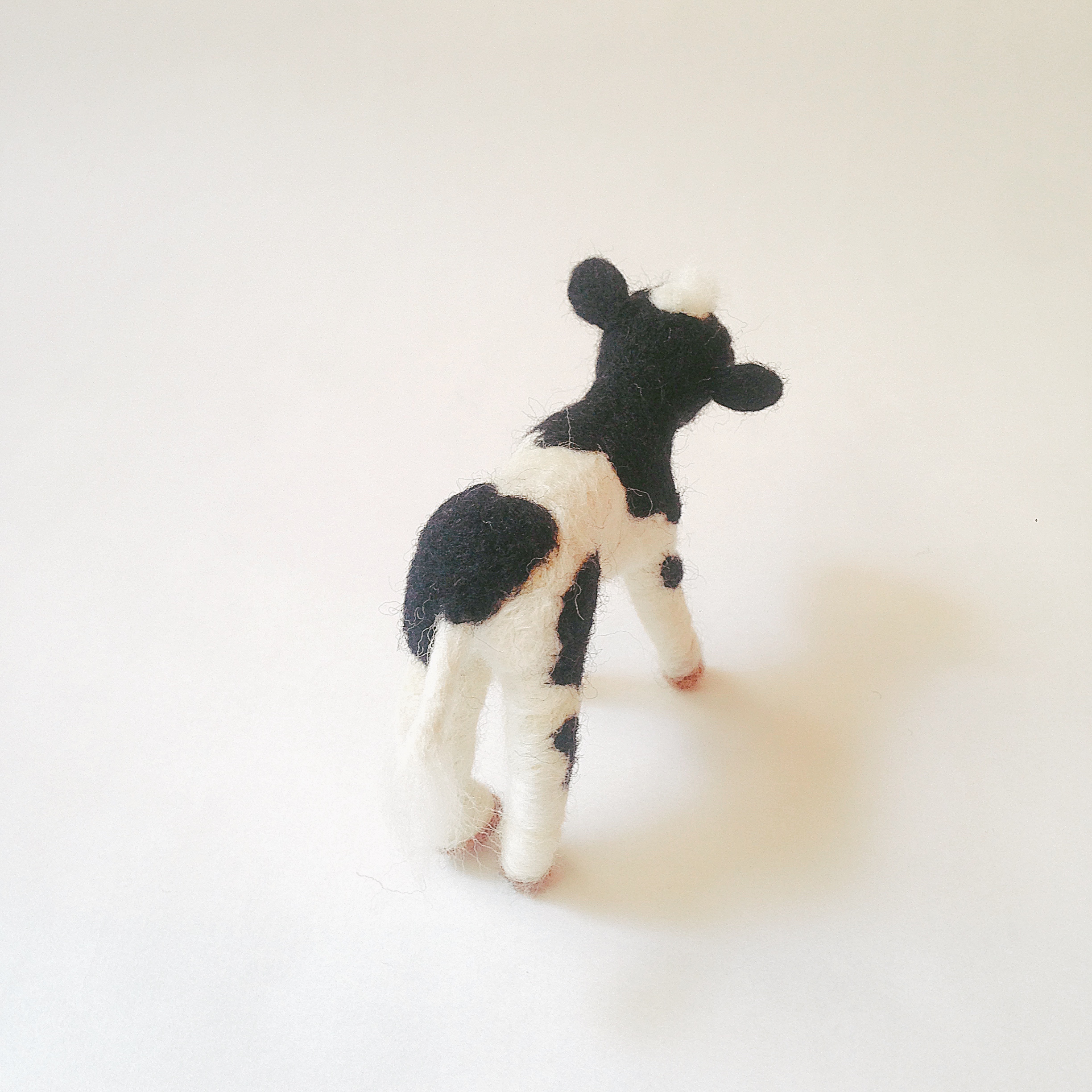 羊毛フェルト 牛さんのフィギュア ミニ Iichi ハンドメイド クラフト作品 手仕事品の通販