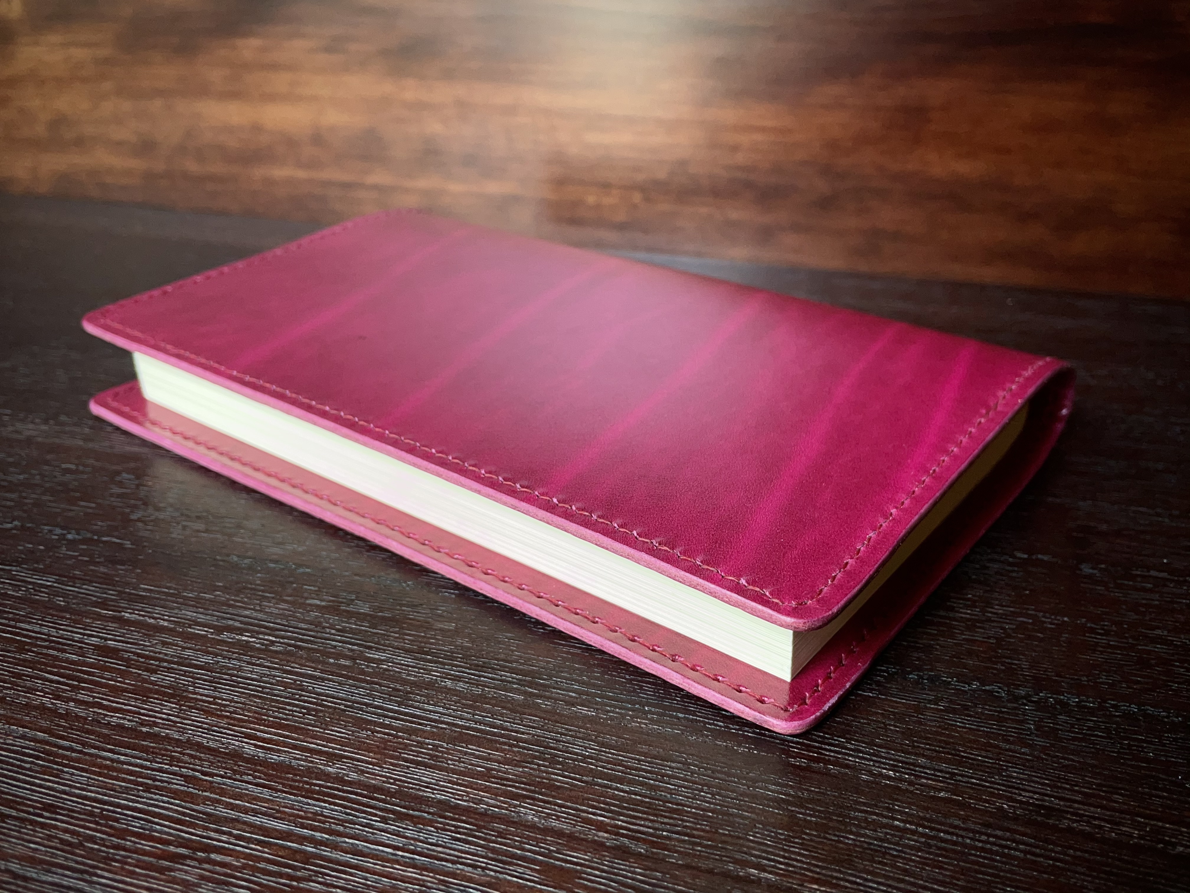 新書判サイズ レザーブックカバー アザレアピンク Iichi ハンドメイド クラフト作品 手仕事品の通販