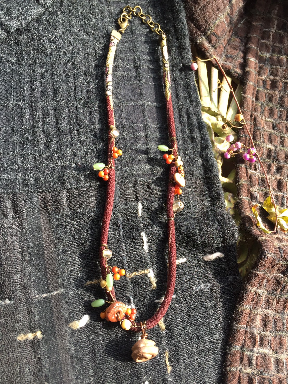 Pe25 紅い実ペンダント Iichi ハンドメイド クラフト作品 手仕事品の通販