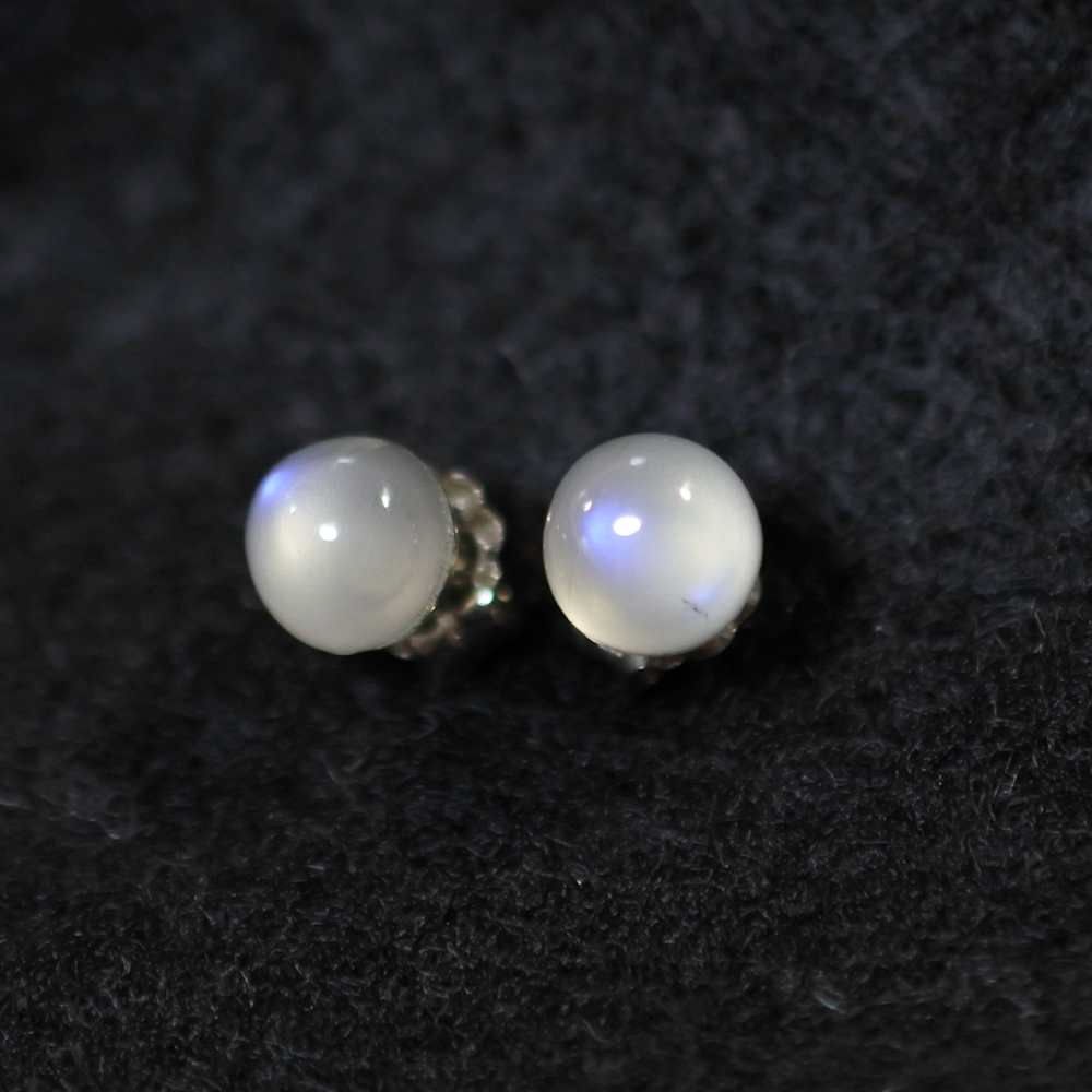 1点もの ロイヤルブルームーンストーンのスタッドピアス 6mm チタンポスト Iichi ハンドメイド クラフト作品 手仕事品の通販