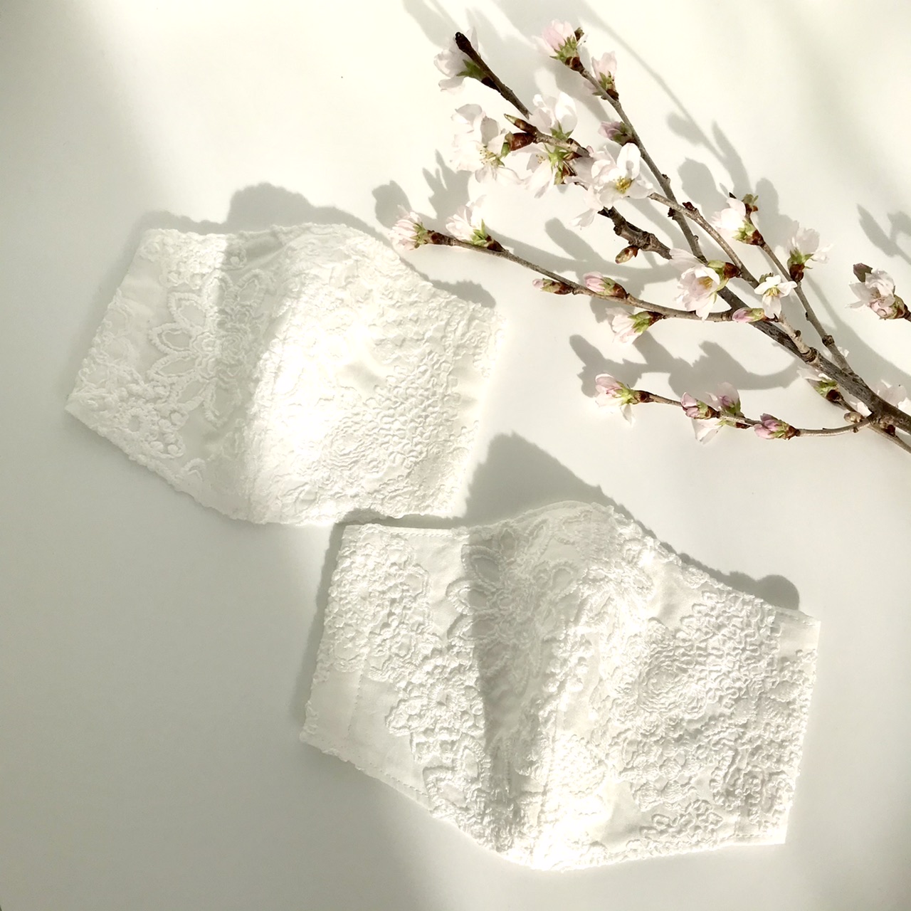 白 普通サイズ 豪華刺繍で魅せる オシャレな大人の ちょっと贅沢なレースマスク 上質国産素材の秋冬向きマスク Iichi ハンドメイド クラフト作品 手仕事品の通販