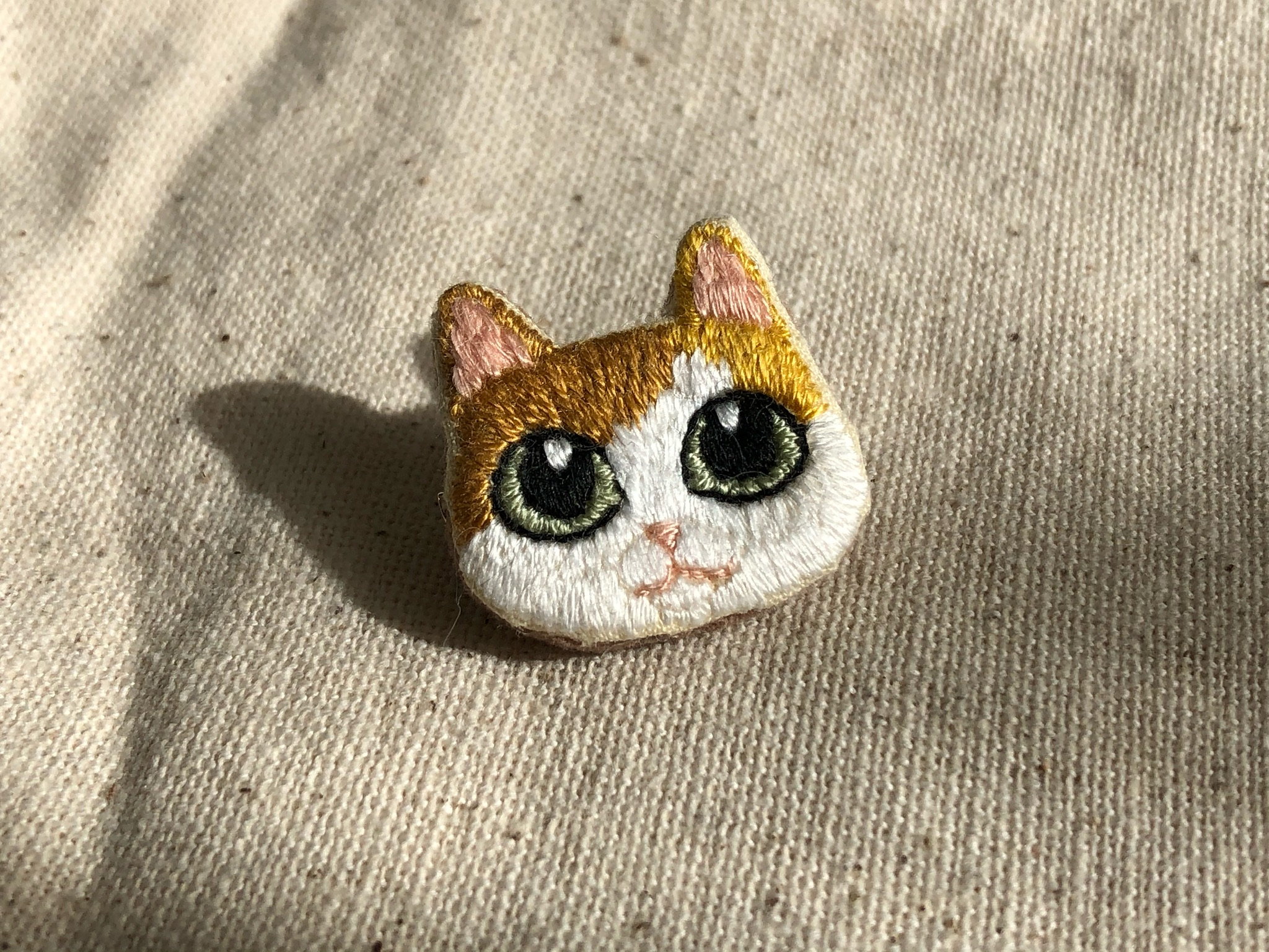 猫の刺繍ブローチ Iichi ハンドメイド クラフト作品 手仕事品の通販