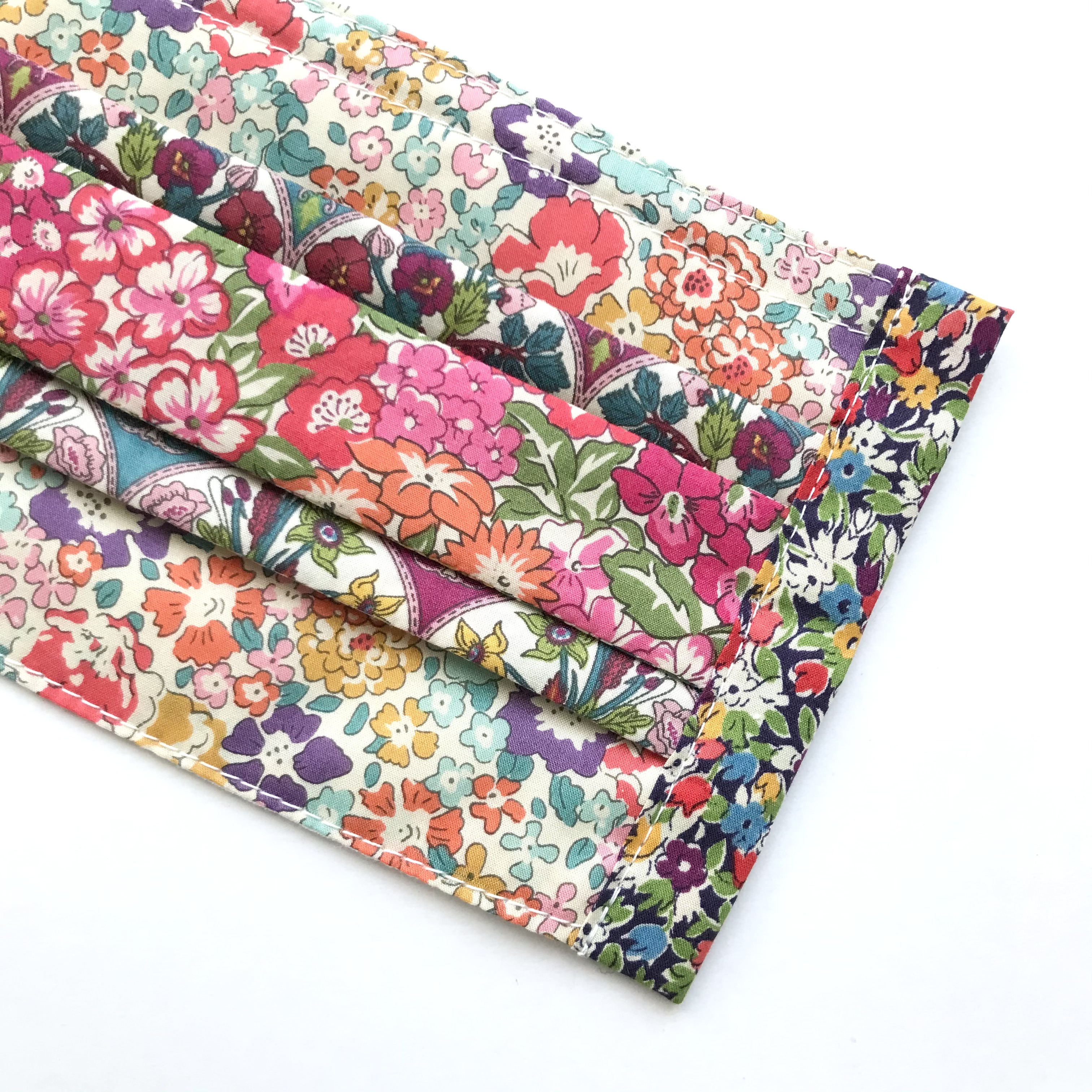 パッチワークマスク 暖色の系花柄 4種類の花柄リバティプリント生地使用 表地 コットン裏地 コットンダブルガーゼ Iichi ハンドメイド クラフト作品 手仕事品の通販