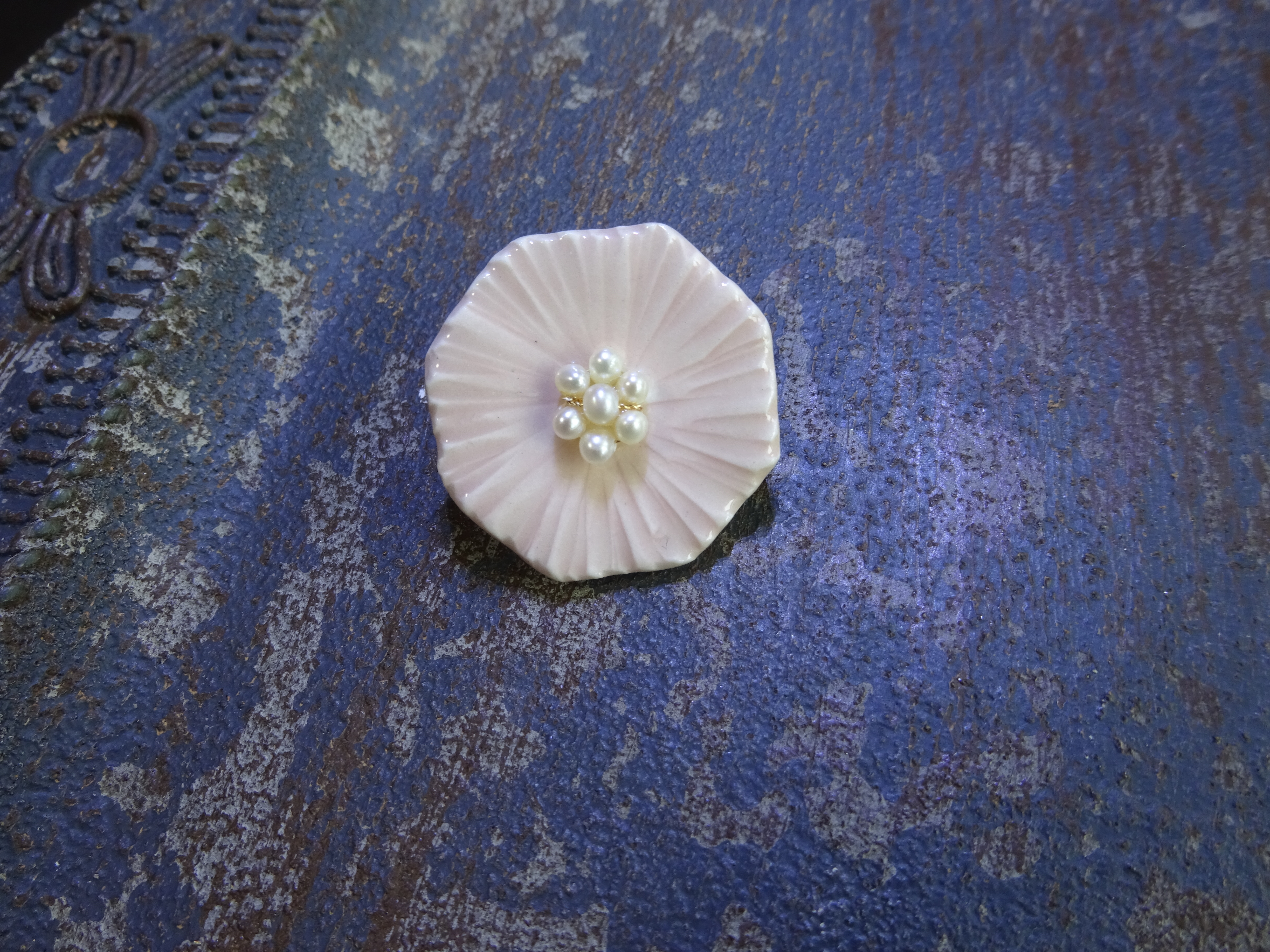 花のbroach ミヤコワスレ 淡水パール花芯 薄桃色 Iichi ハンドメイド クラフト作品 手仕事品の通販