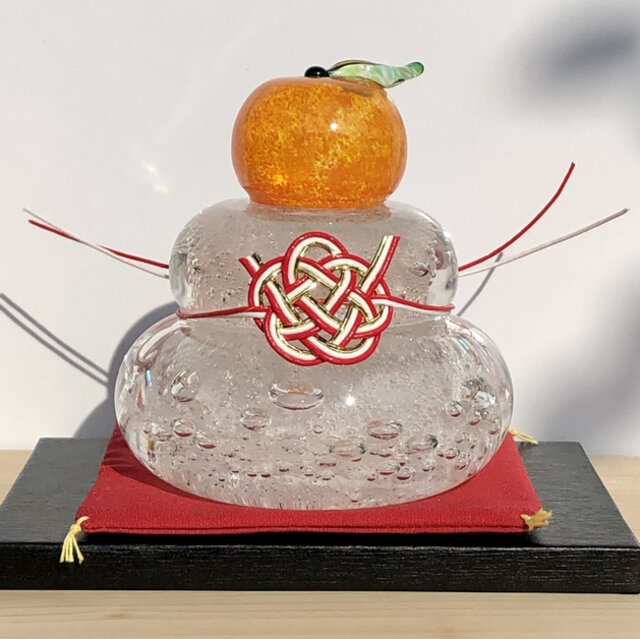 白福ぷく泡入りガラスの鏡餅 大 かがみもち 水引き 赤座布団 黒台付き Iichi ハンドメイド クラフト作品 手仕事品の通販