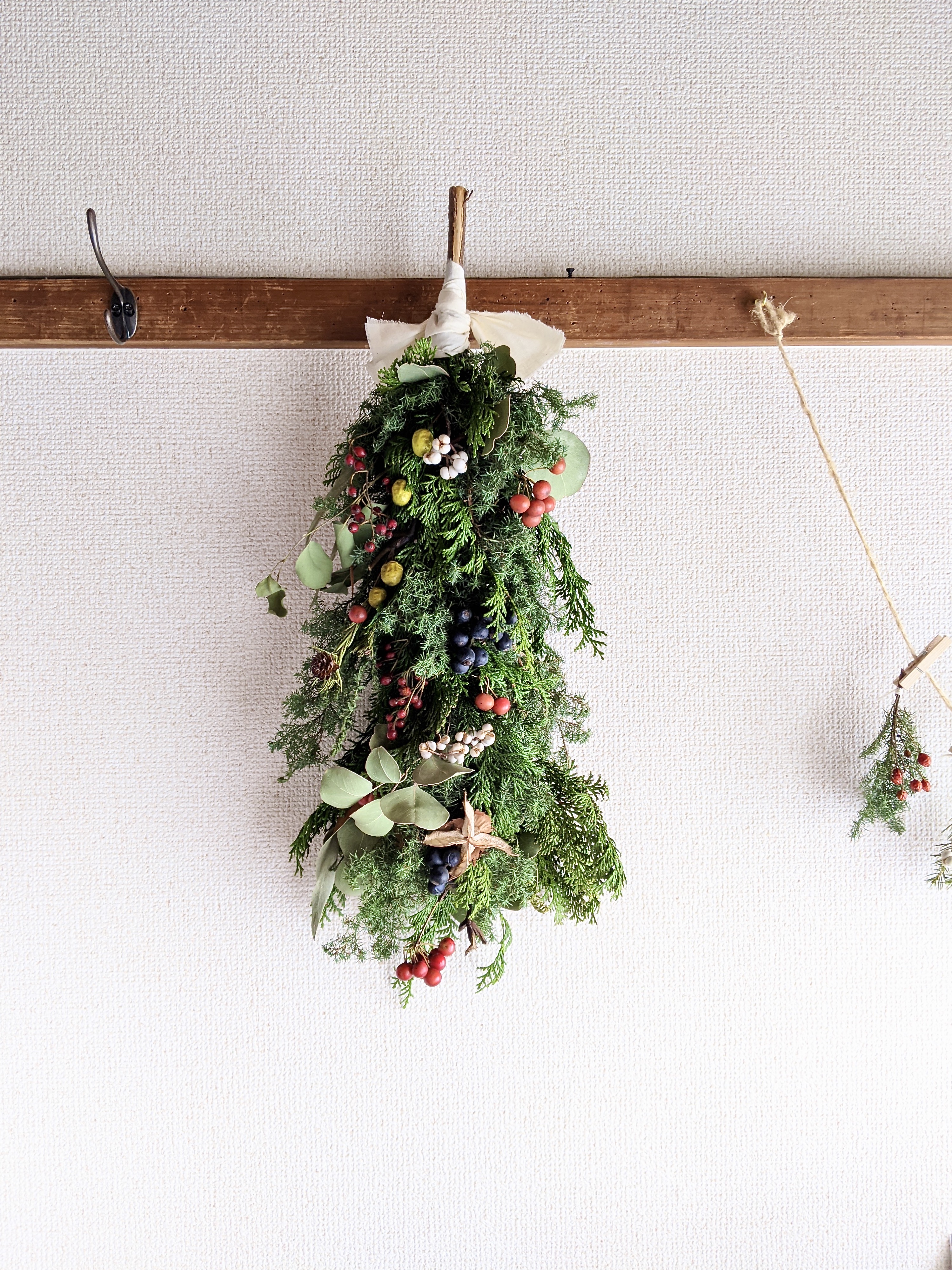 クリスマスに コニファーとサンキライとナンキンハゼを合わせた 深緑の森を感じさせる素朴なドライフラワー スワッグ Iichi ハンドメイド クラフト作品 手仕事品の通販