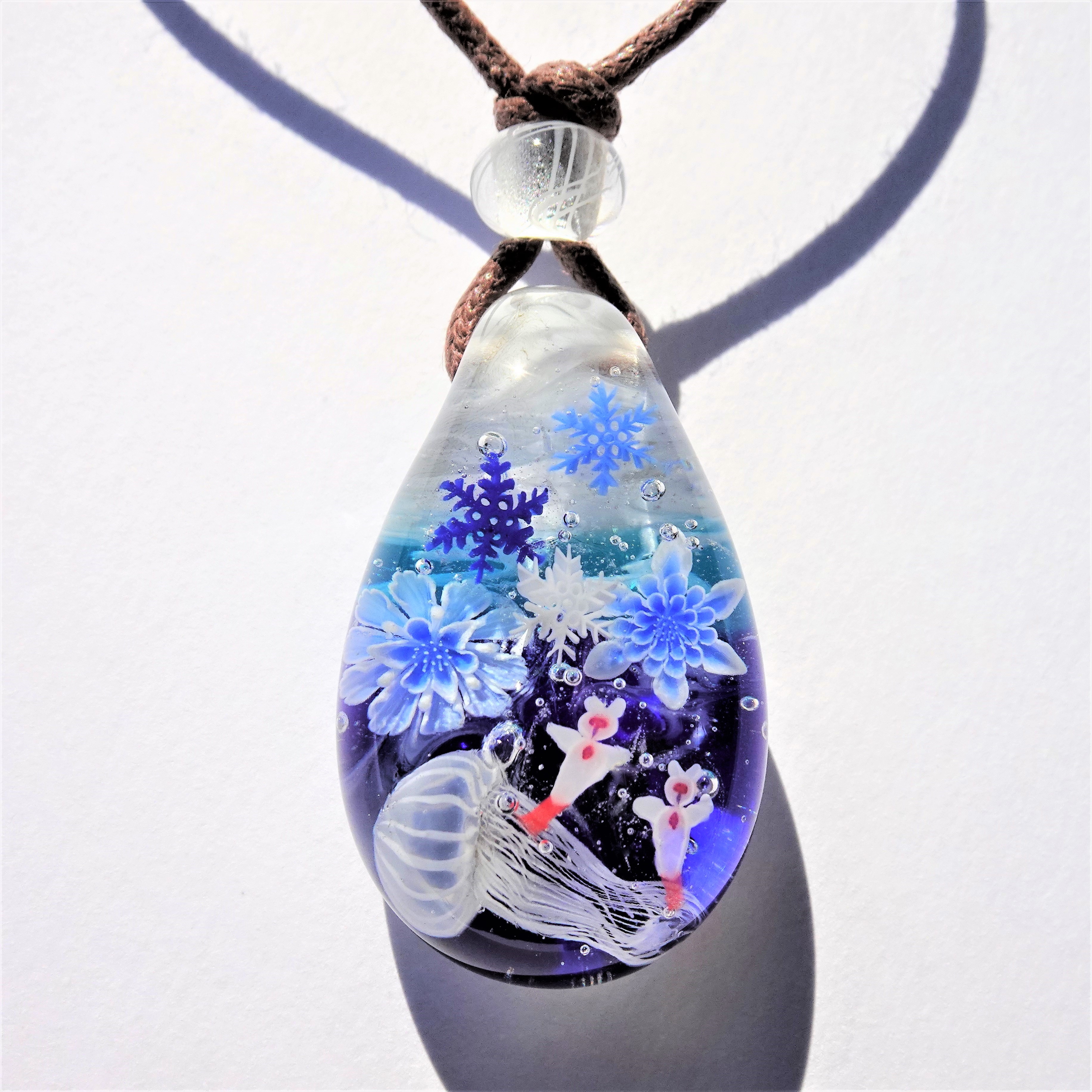 クリオネとクラゲ ペンダント ガラス とんぼ玉 クラゲ クリオネ 雪の結晶 Iichi ハンドメイド クラフト作品 手仕事品の通販