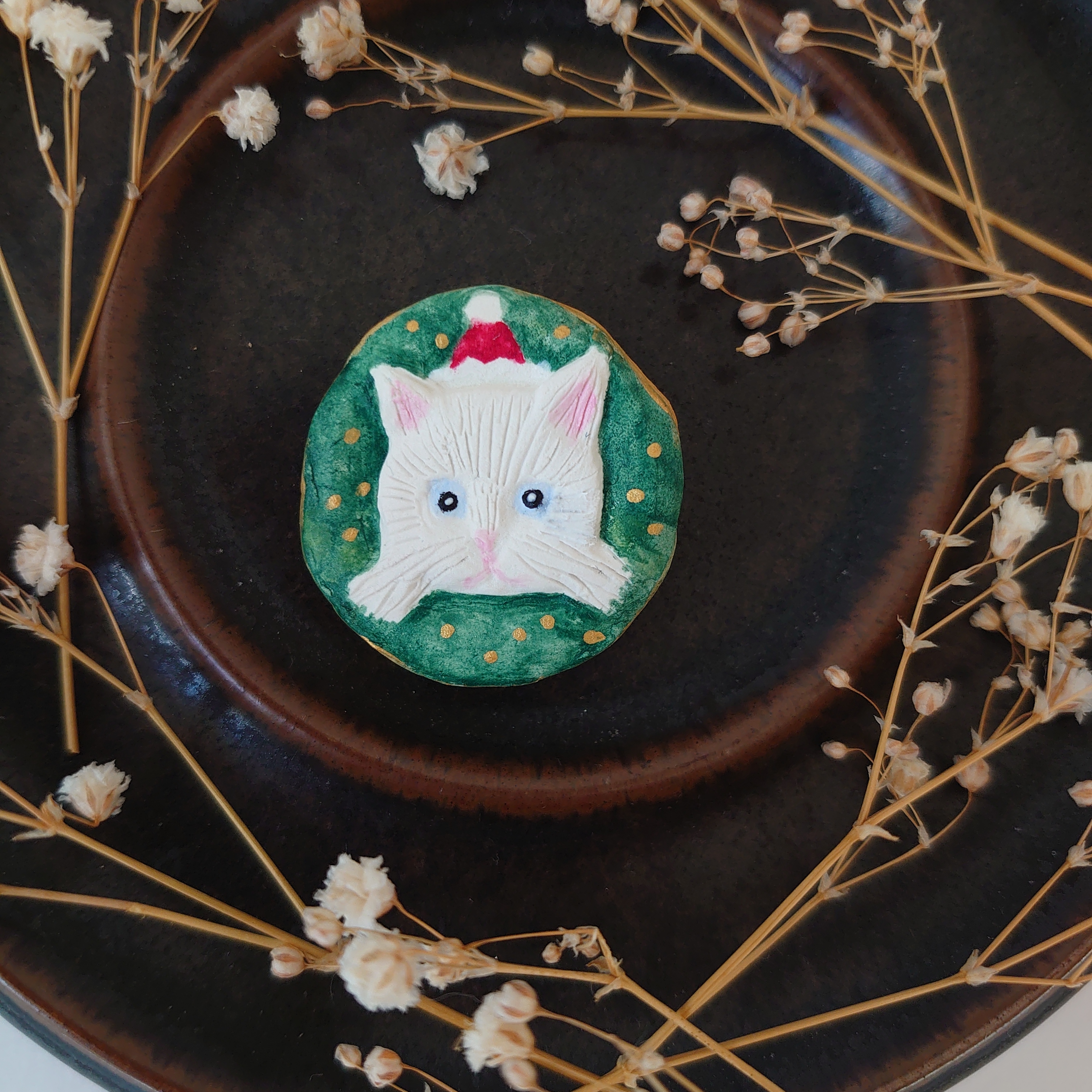 猫ねこブローチシリーズ サンタ帽子の白猫 せきそ粘土 Iichi ハンドメイド クラフト作品 手仕事品の通販