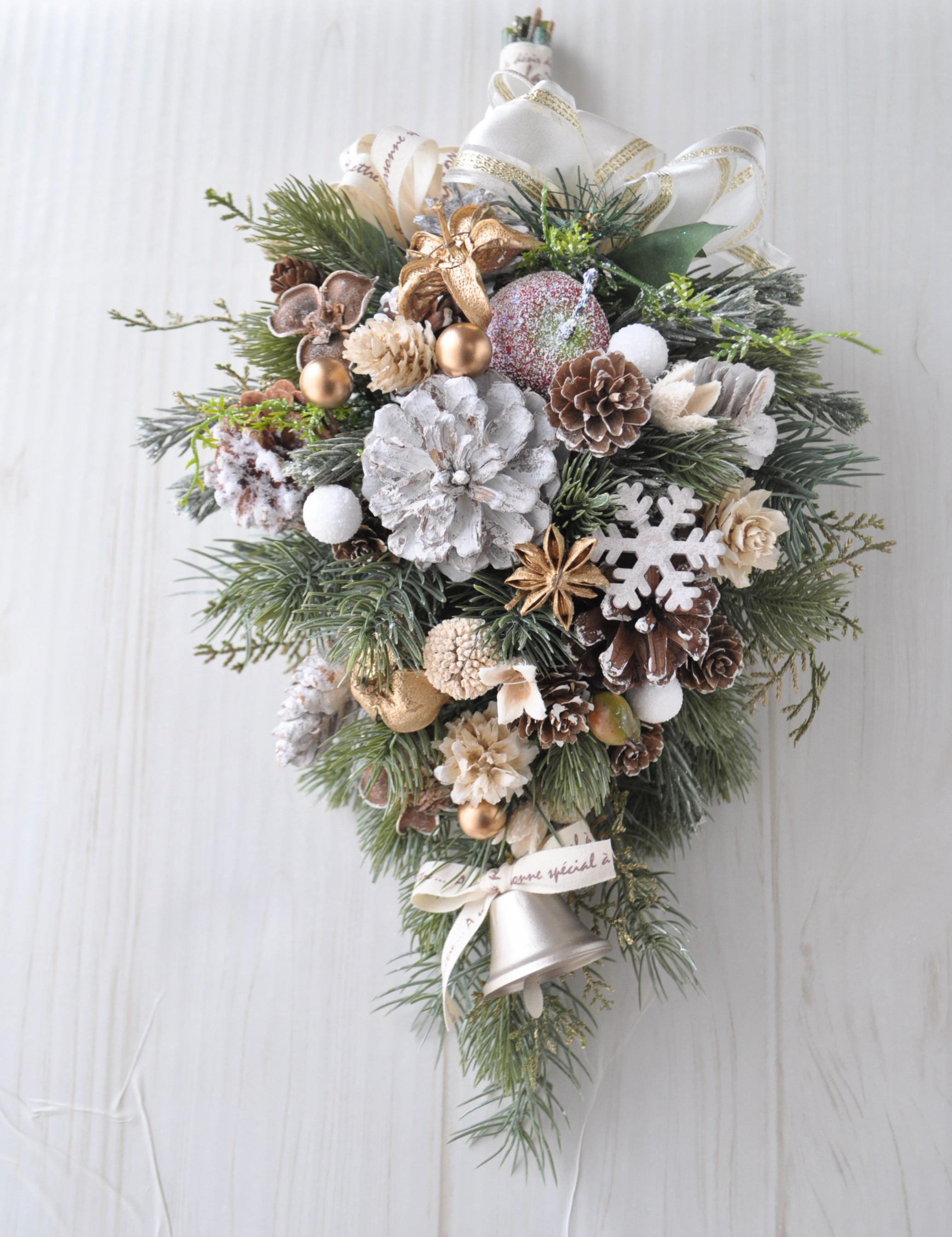 冬の森 スワッグ２ 再販b たっぷり木の実 シャンパンゴールドのベル飾りをそえて Iichi ハンドメイド クラフト作品 手仕事品の通販