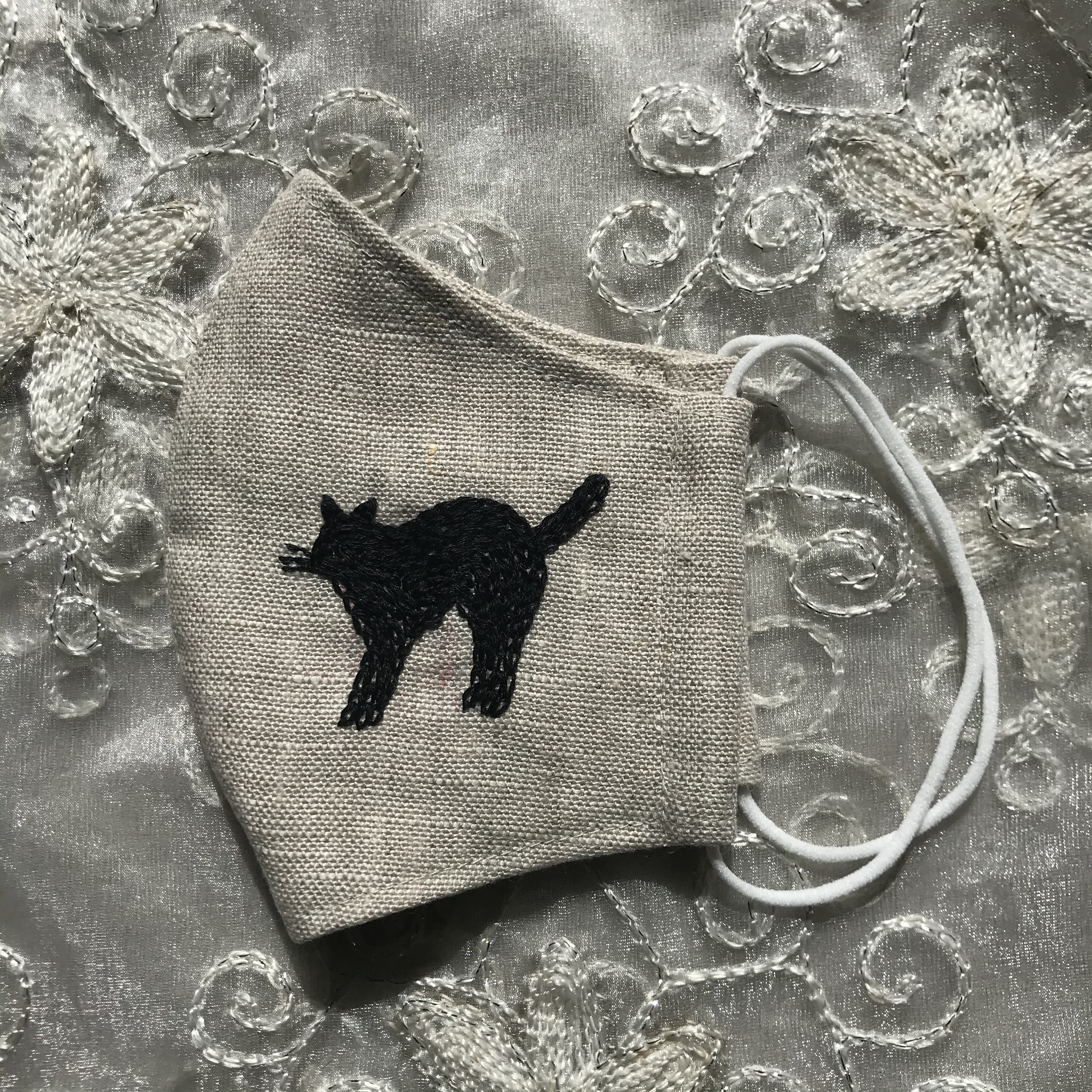 黒猫刺繍のリネン立体マスク 送料無料 Iichi ハンドメイド クラフト作品 手仕事品の通販