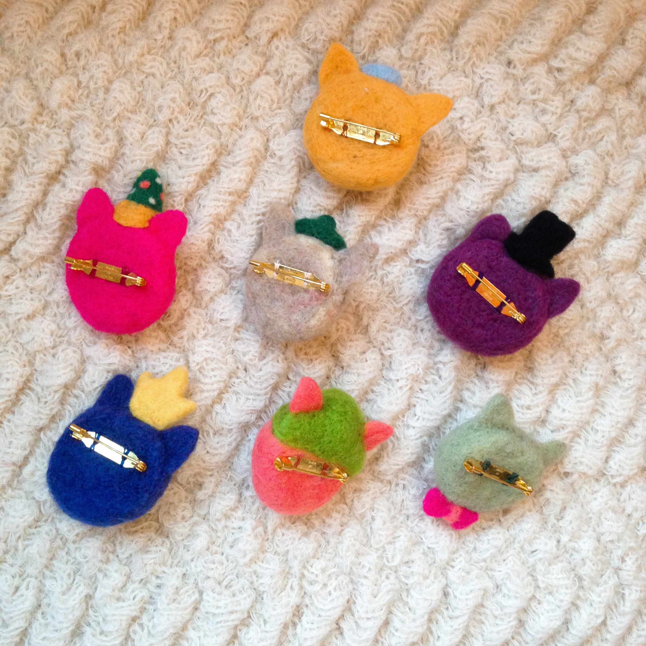 ワル猫ブローチ 三角帽子のパーティー野郎 Iichi ハンドメイド クラフト作品 手仕事品の通販