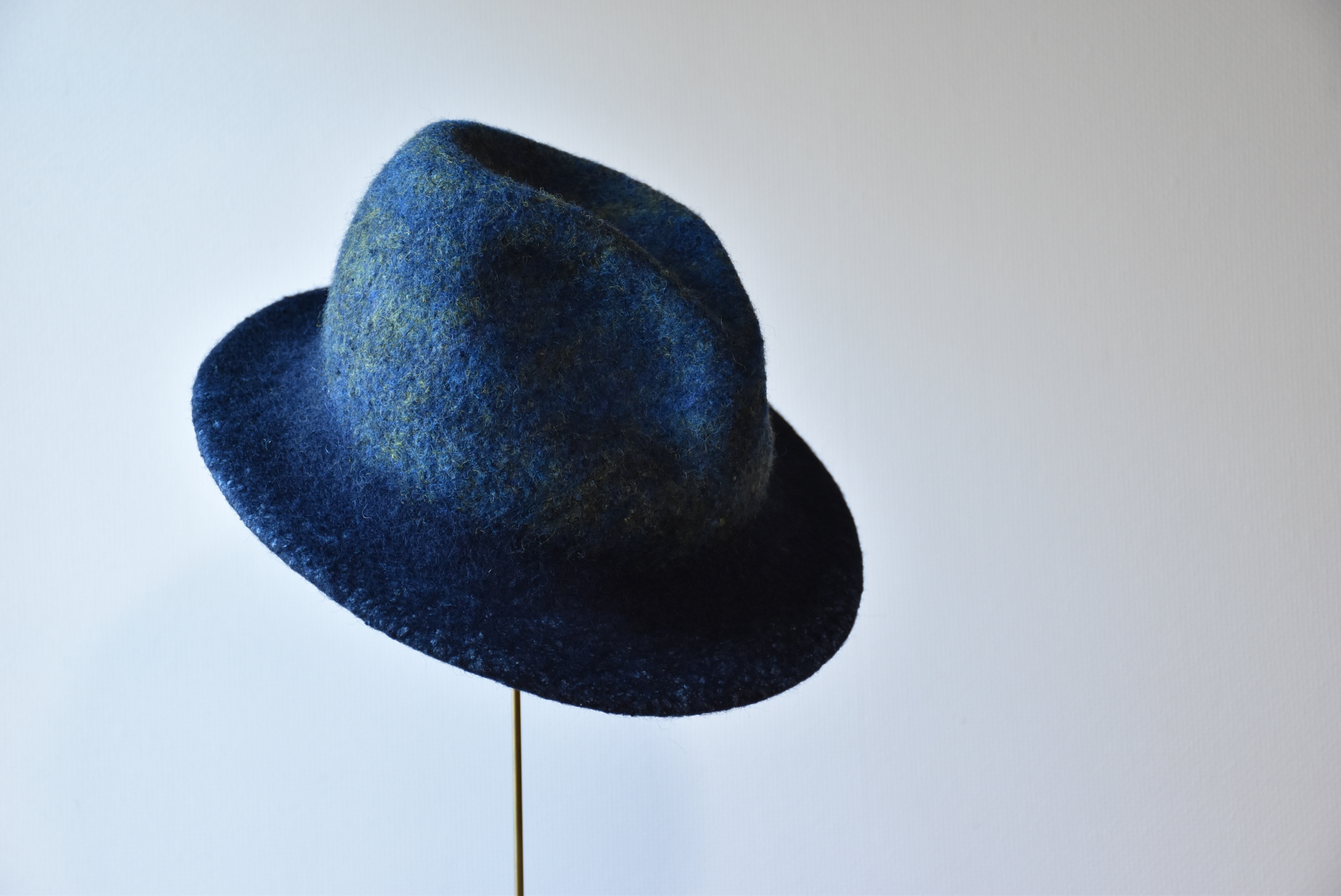ハンドフェルトのトリルビーハット 星降る夜 Iichi ハンドメイド クラフト作品 手仕事品の通販