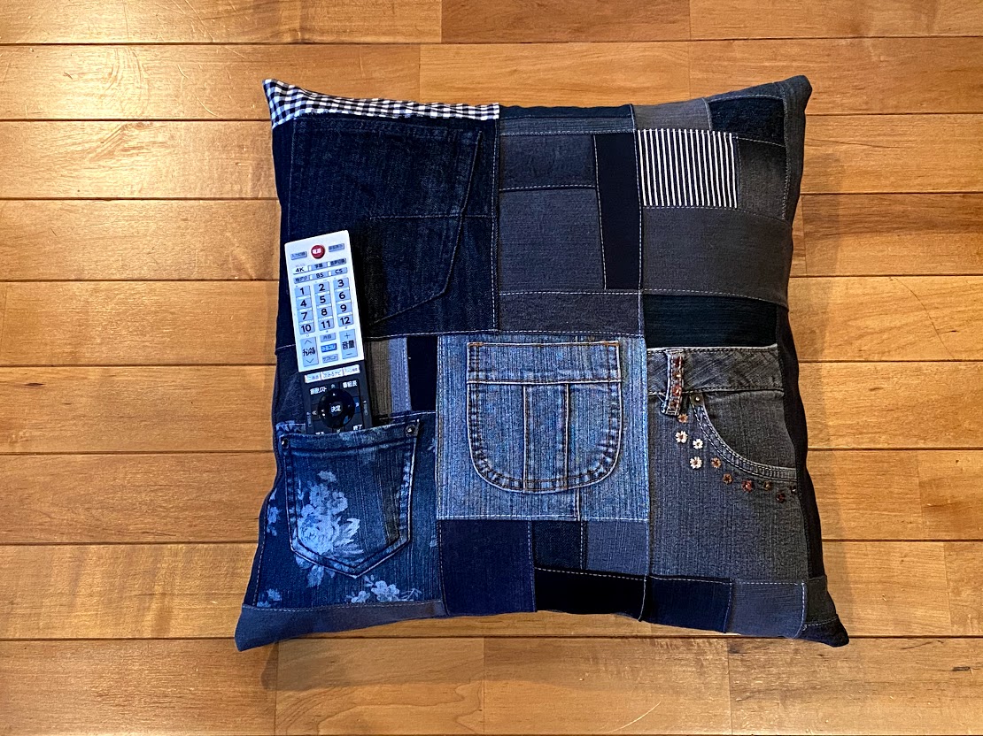 ブラックデニム デニム パッチワーク クッションカバー リメイク デニムリメイク 存在感あります Iichi ハンドメイド クラフト作品 手仕事品の通販