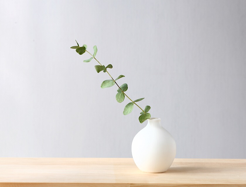 白い磁器の丸い一輪挿し 花器 フラワーベース 花瓶 Iichi ハンドメイド クラフト作品 手仕事品の通販