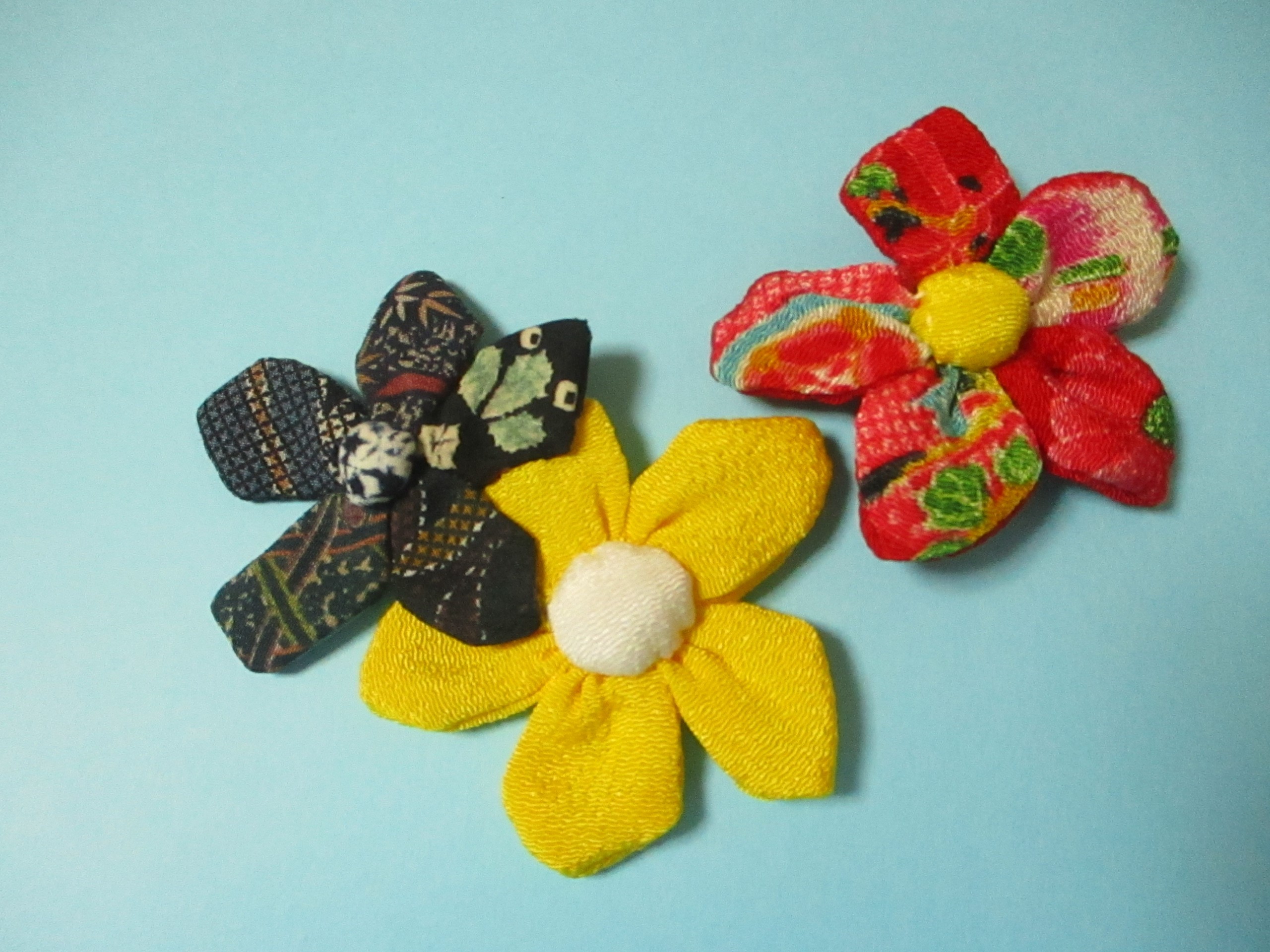 幸せの黄色い花と亀花と赤の縮緬花のスリーピン Iichi ハンドメイド クラフト作品 手仕事品の通販
