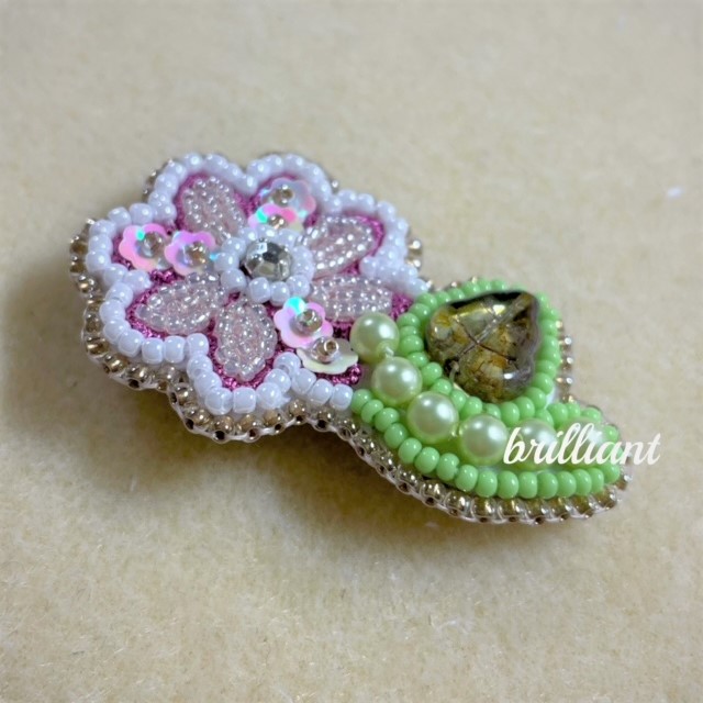完成品】ビーズ刺繍 小花のブローチ ホワイトローズ | iichi 