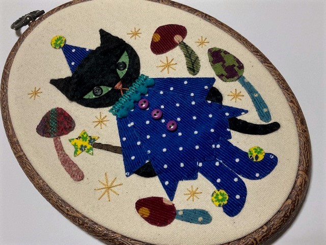魔法使いの猫 刺繍枠ですが壁などにかけられます Iichi ハンドメイド クラフト作品 手仕事品の通販