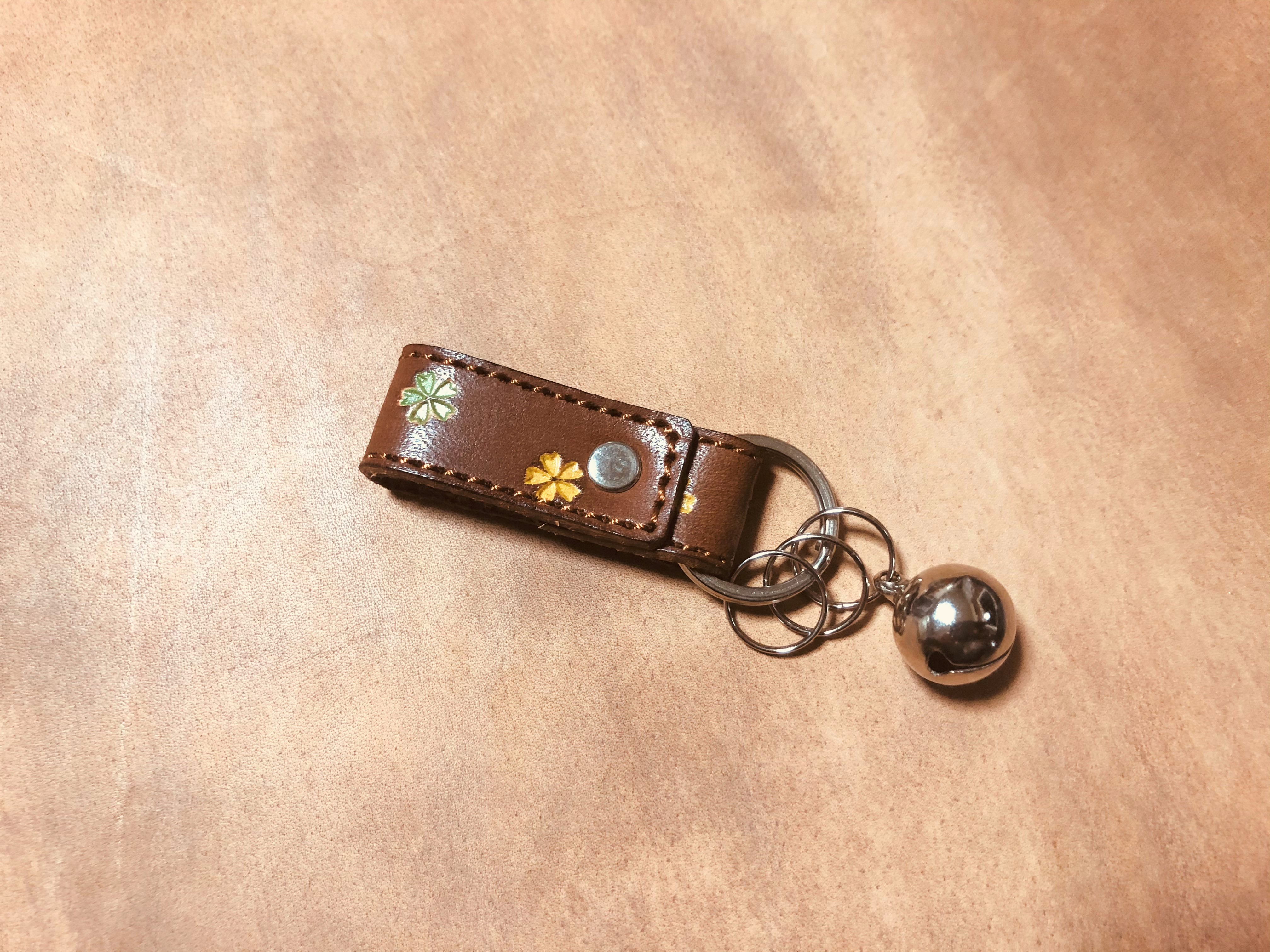 とても小さい革のキーリング 桜 茶 Iichi ハンドメイド クラフト作品 手仕事品の通販
