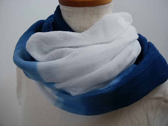 やわらか綿の藍染めストール(段ぼかし染) | iichi ハンドメイド・クラフト作品・手仕事品の通販 やわらか綿の藍染めストール(段ぼかし染) | iichi ハンドメイド・クラフト作品・手仕事品の通販