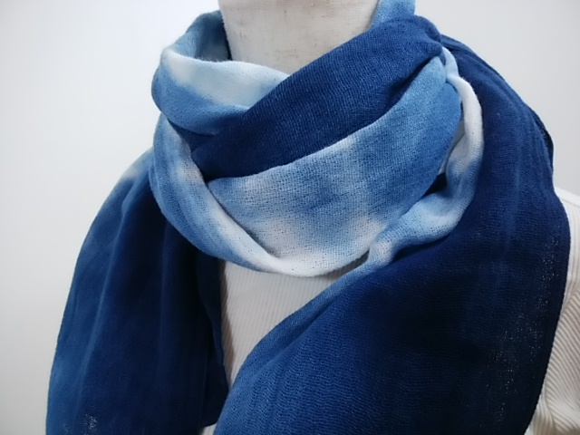 やわらか綿の藍染めストール（絞り風ぼかし） | iichi ハンドメイド 