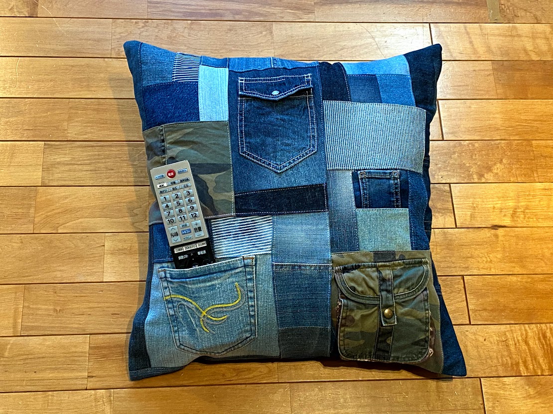 デニム パッチワーク クッションカバー リメイク デニムリメイク 存在感あります Iichi ハンドメイド クラフト作品 手仕事品の通販