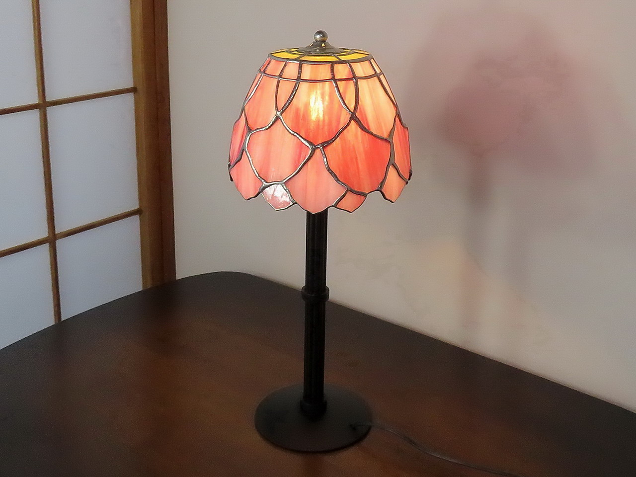 ピンクローズのテーブルランプ ステンドグラスランプ ガラス照明 Iichi ハンドメイド クラフト作品 手仕事品の通販