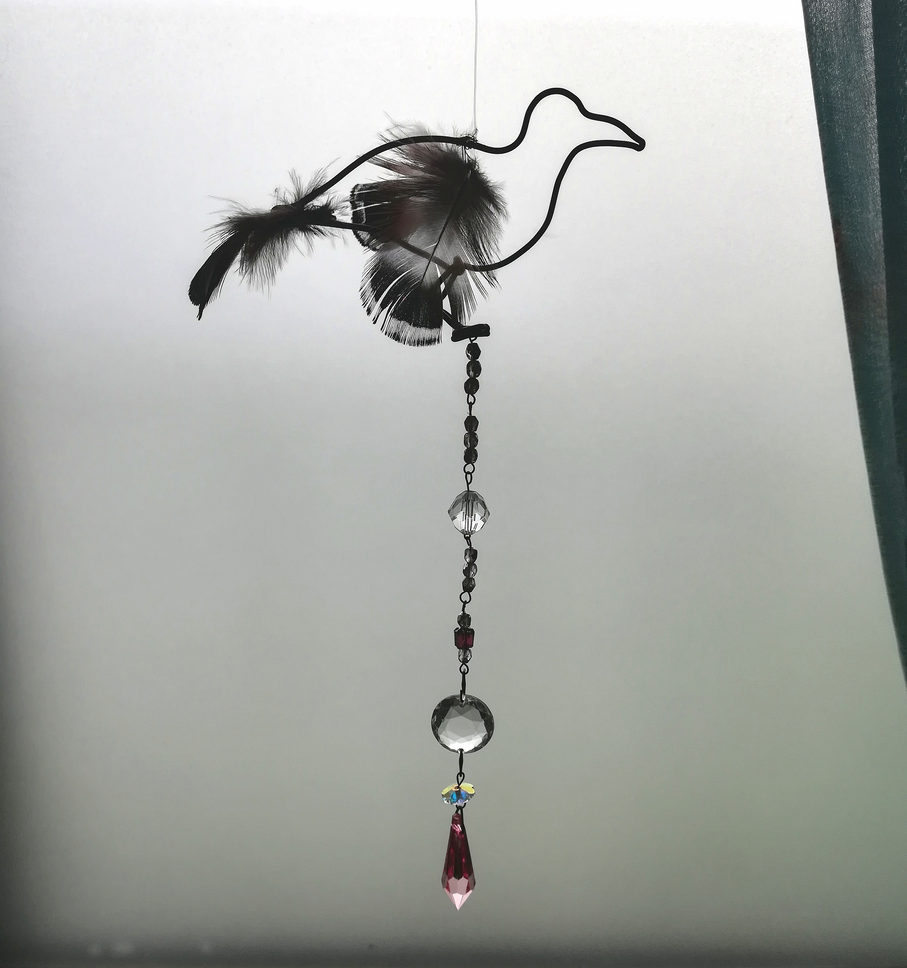 カラスの宝物 針金鳥図鑑 羽毛とワイヤーの鳥モビール サンキャッチャー 北欧 からす シンプル フェザー インテリア Iichi ハンドメイド クラフト作品 手仕事品の通販