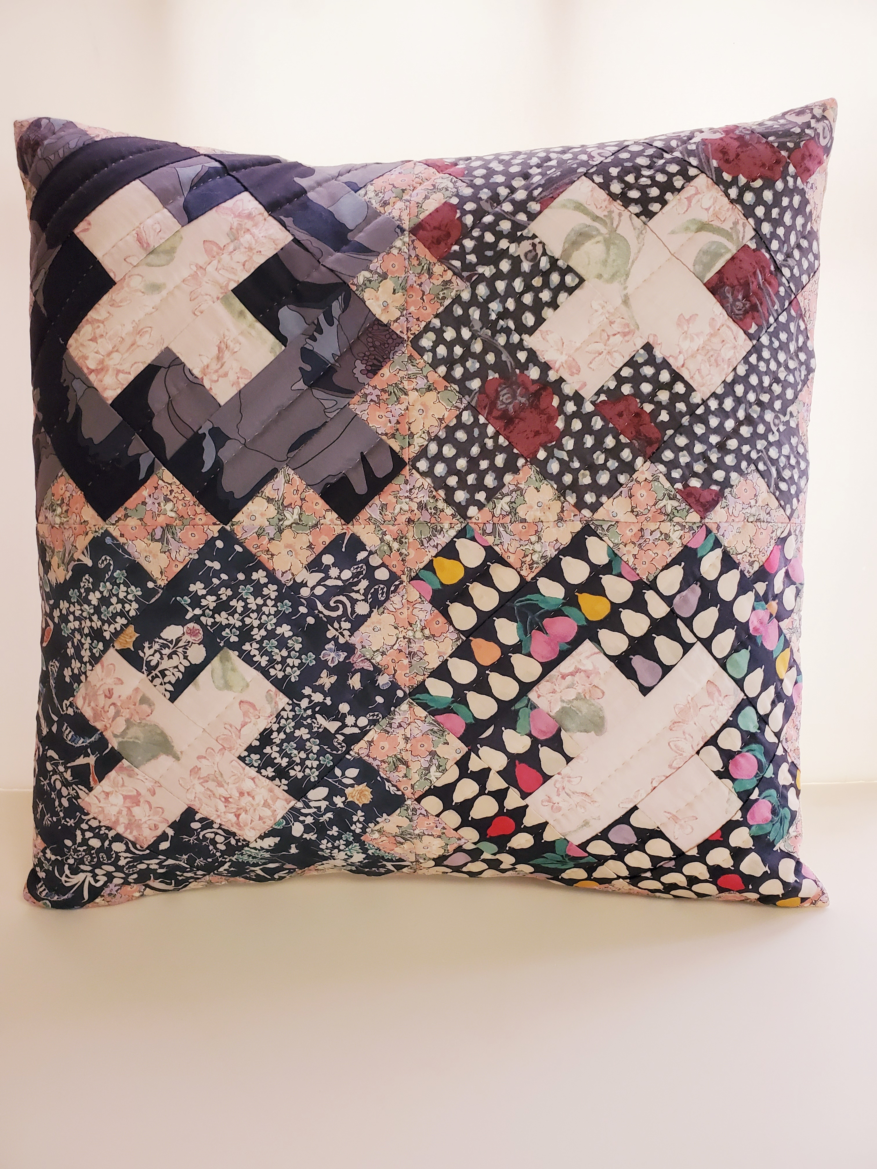 ﾊﾟﾀｰﾝ クリスチャンクロス のクッションカバー ピンク Iichi ハンドメイド クラフト作品 手仕事品の通販