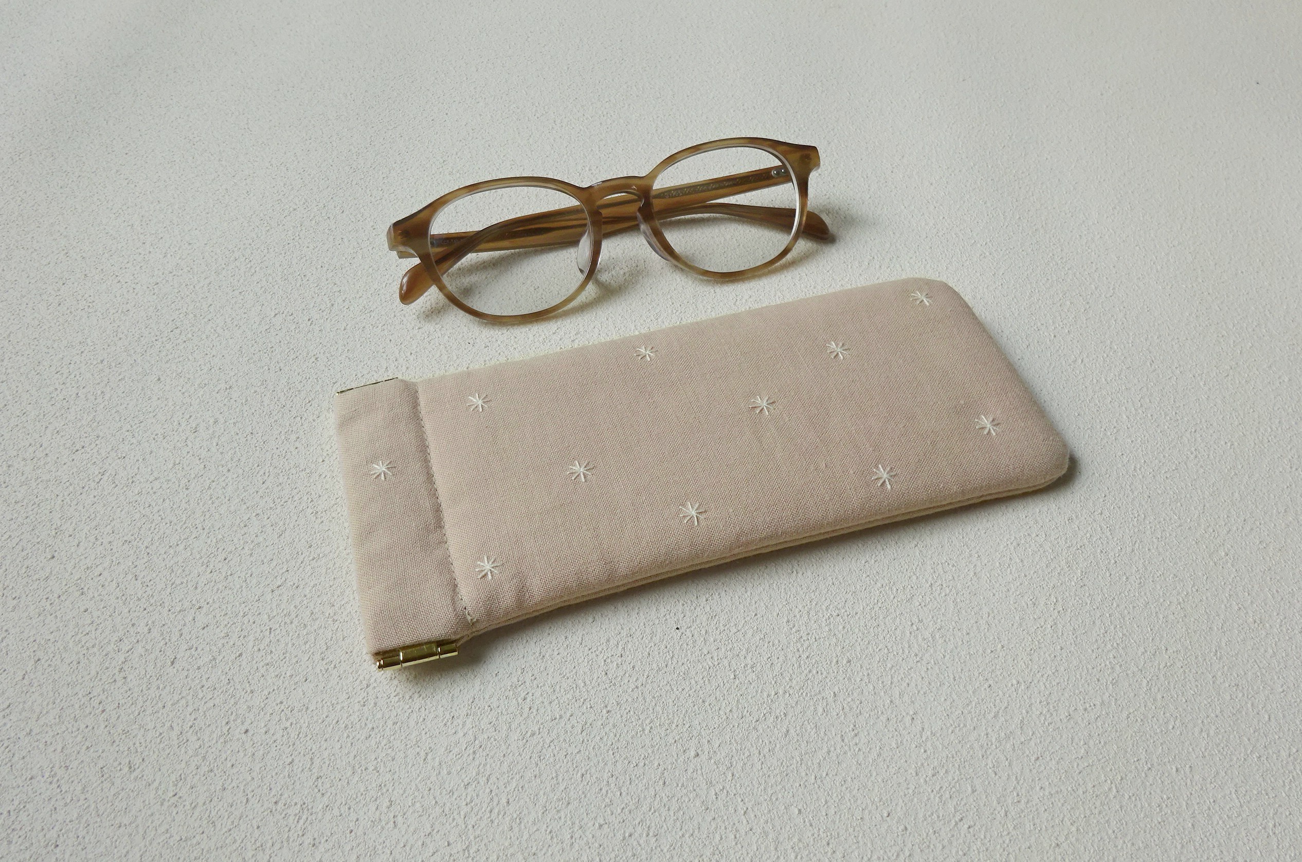 星空バネポーチ メガネ ペンケース ピンクベージュ Iichi ハンドメイド クラフト作品 手仕事品の通販 星空バネポーチ メガネ ペンケース ピンクベージュ Iichi ハンドメイド クラフト作品 手仕事品の通販