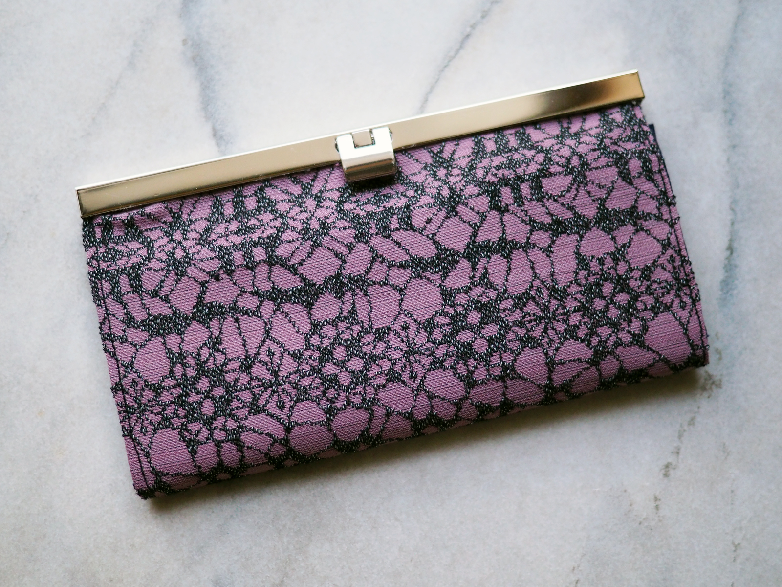 ラベンダーピンクに黒のレース模様の長財布 文鎮口金 ｰ ウールの着物から Iichi ハンドメイド クラフト作品 手仕事品の通販