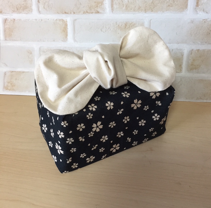 リボンがかわいいお弁当袋 紺地に白のドット 大 アイボリー Iichi ハンドメイド クラフト作品 手仕事品の通販