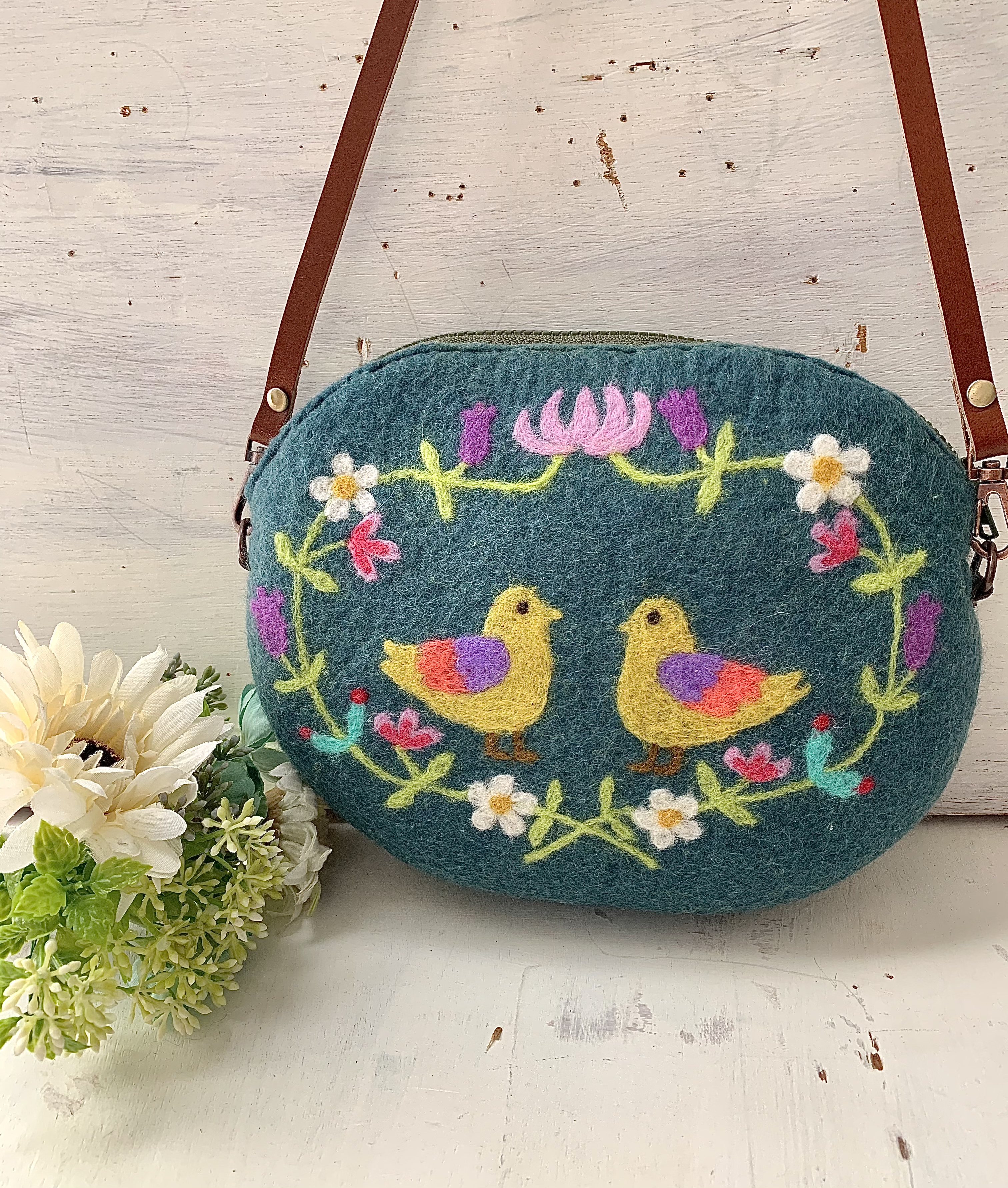 鳥とお花の羊毛刺繍ポシェット モスグリーン Iichi ハンドメイド クラフト作品 手仕事品の通販